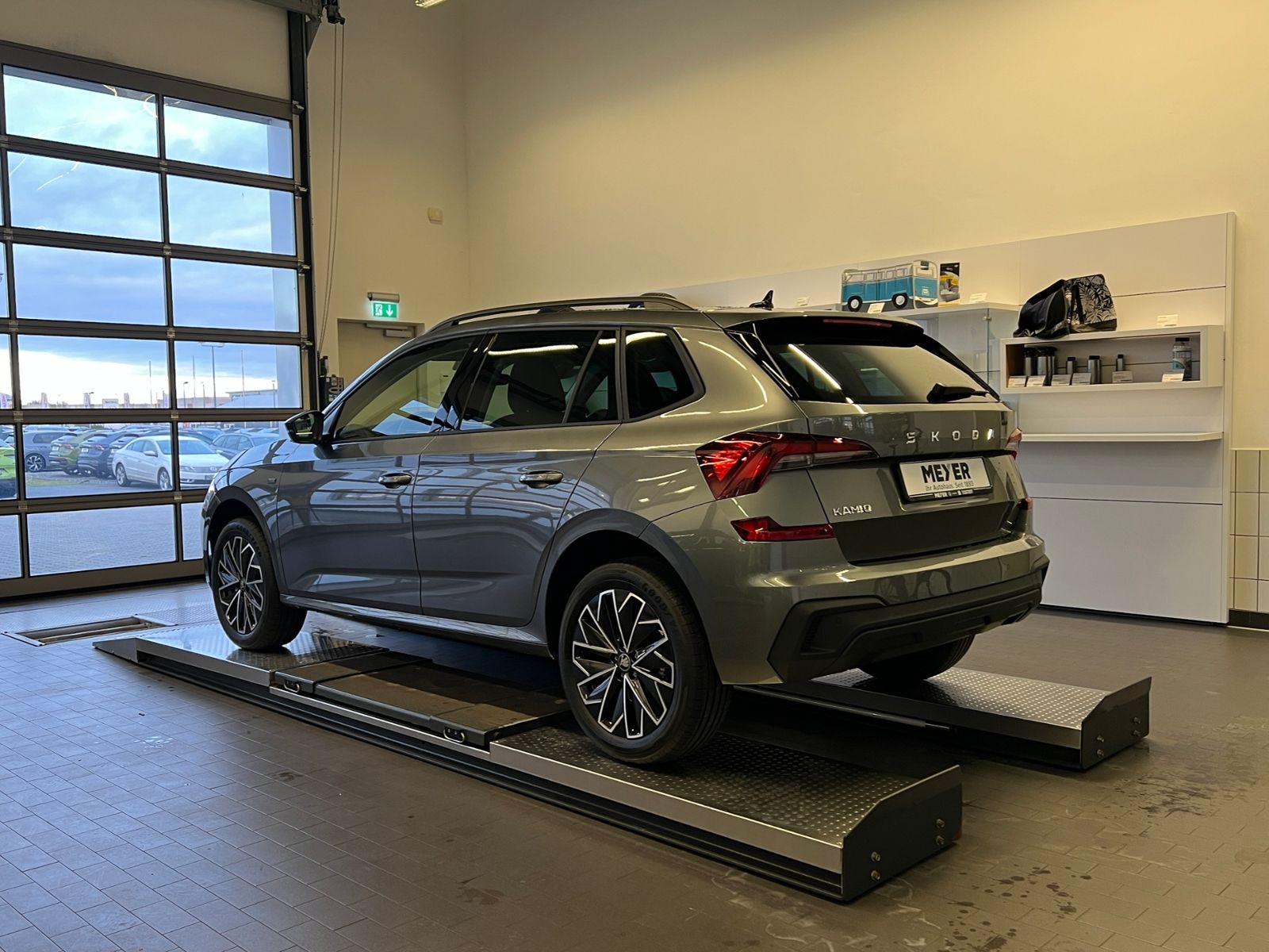 Fahrzeugabbildung SKODA Kamiq DRIVE 1.0 TSI DSG *AHK,Black-Paket*