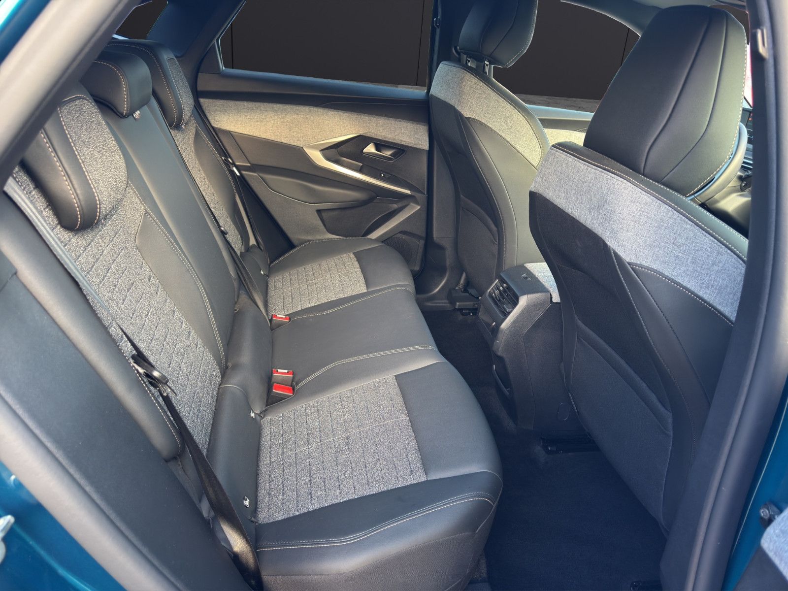 Fahrzeugabbildung Peugeot 3008 Allure *Wärmepumpe*LED*180°Cam*SitzHZ*DAB*