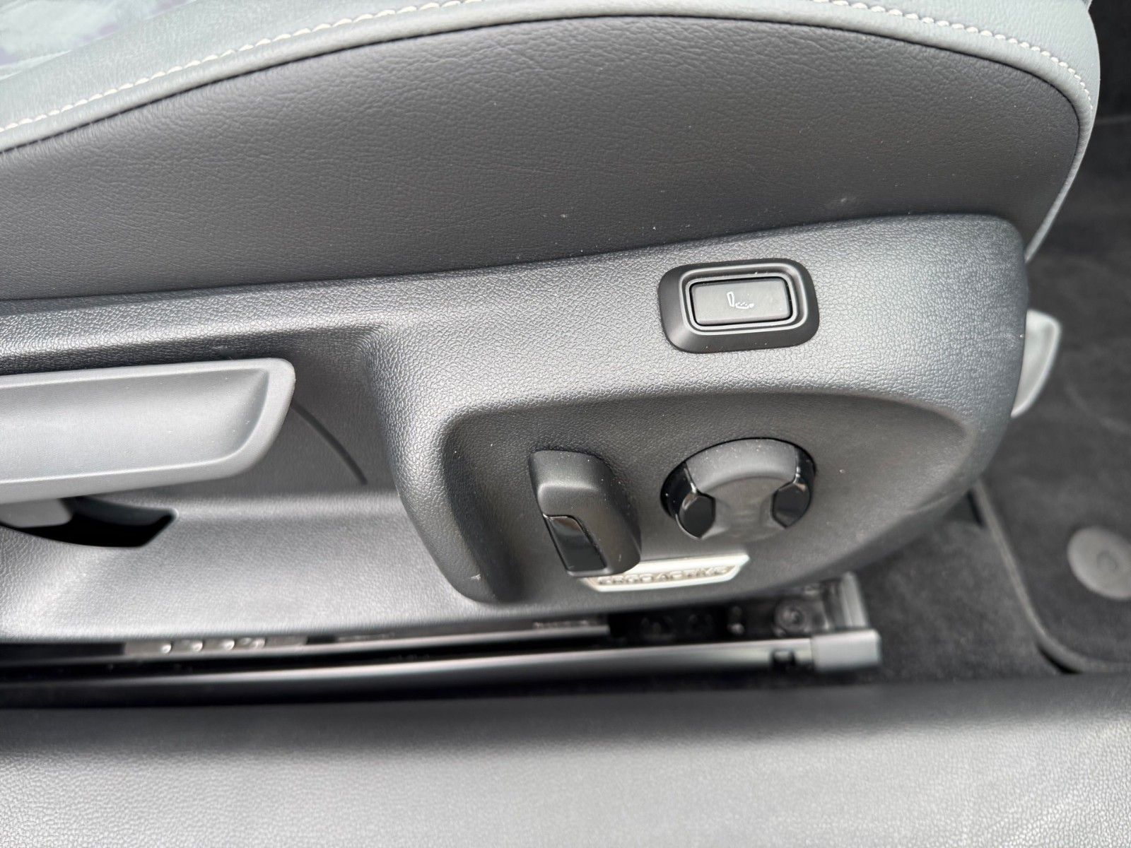 Fahrzeugabbildung Volkswagen Passat Variant 1.5 eTSI Business