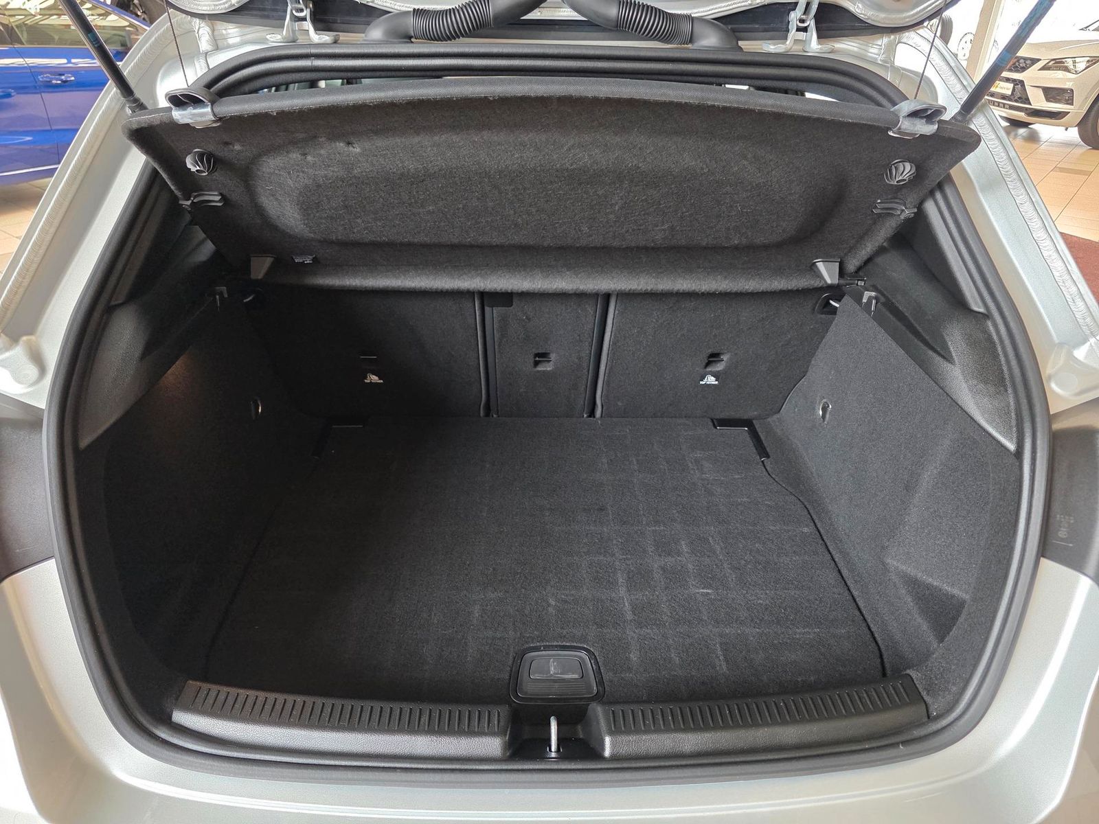 Fahrzeugabbildung Mercedes-Benz A 200 /LED/Navi/MBUX/DAB/VZE/Park-As./Induktion