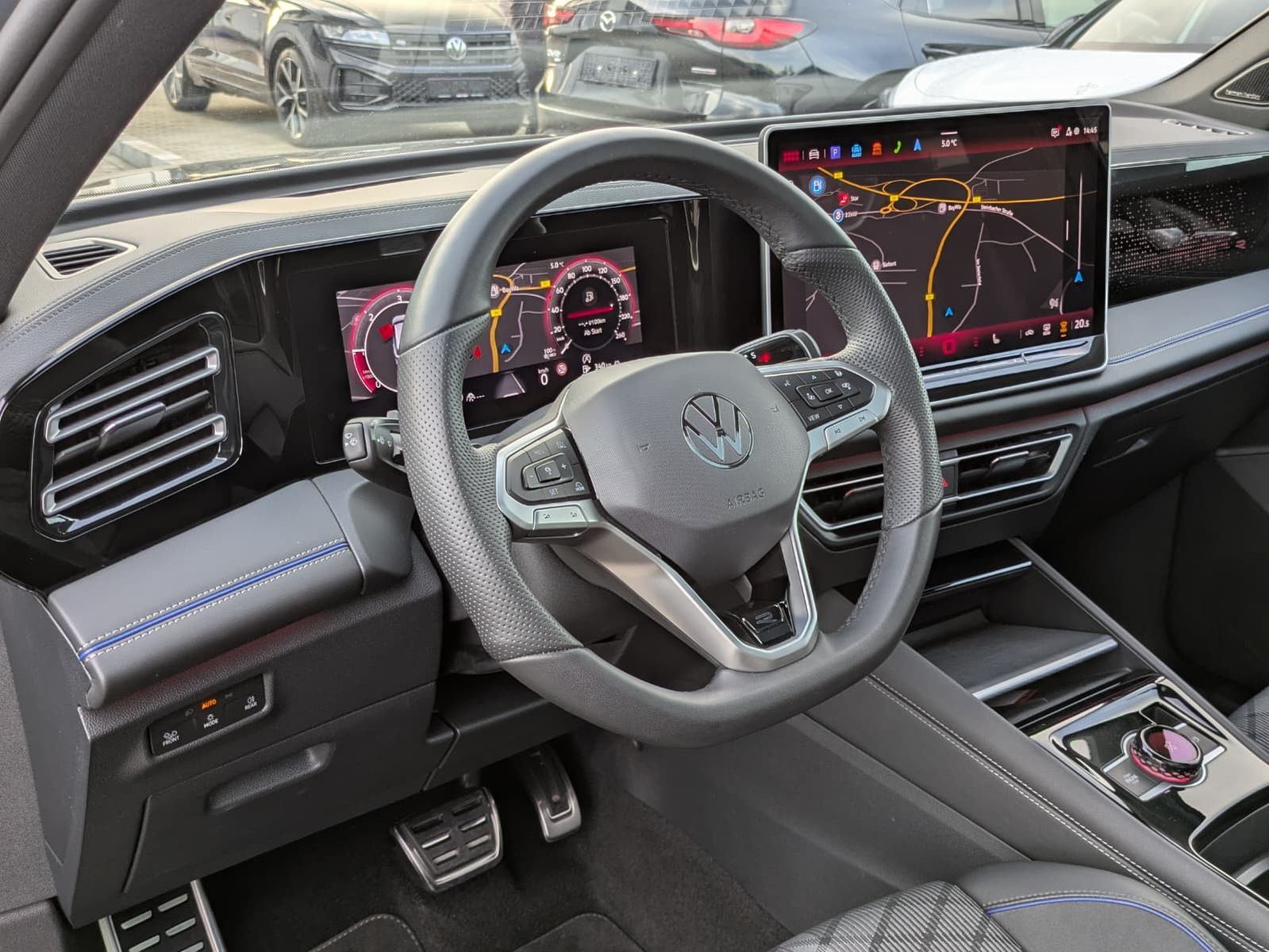 Fahrzeugabbildung Volkswagen Tiguan 2.0 TDI 4M R-Line BLACK*PAN*HK*AHK*MATRIX