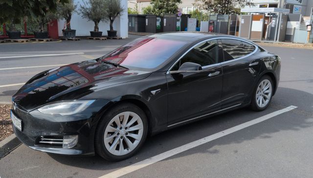 TESLA Model S 75D -