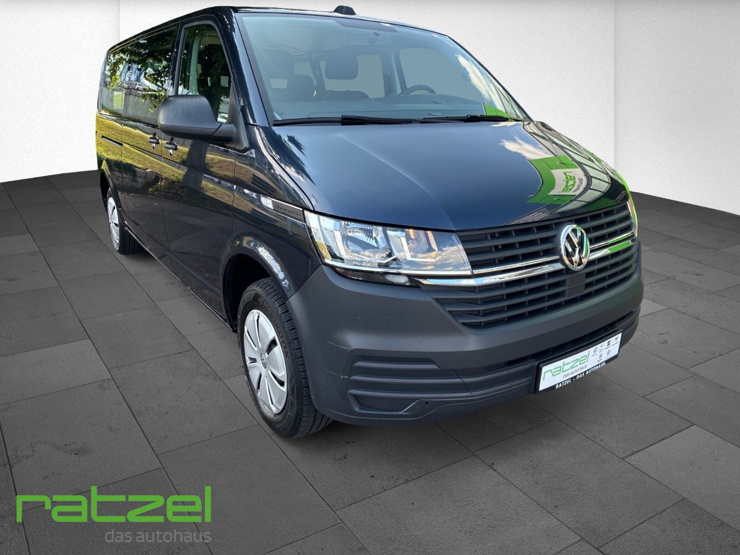 Fahrzeugabbildung Volkswagen T6.1 Kombi LR 2.0 TDI AHK Navi Apple CarPlay And