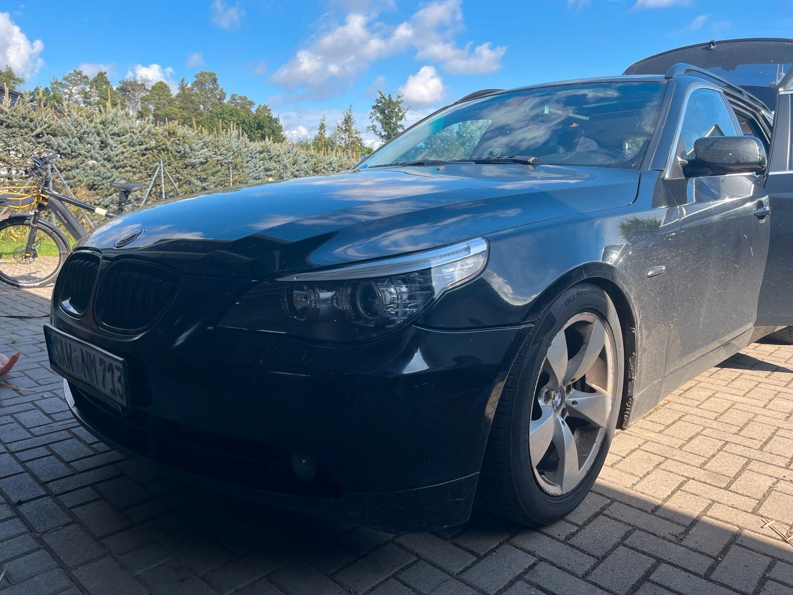 BMW 530 2004 — rear view