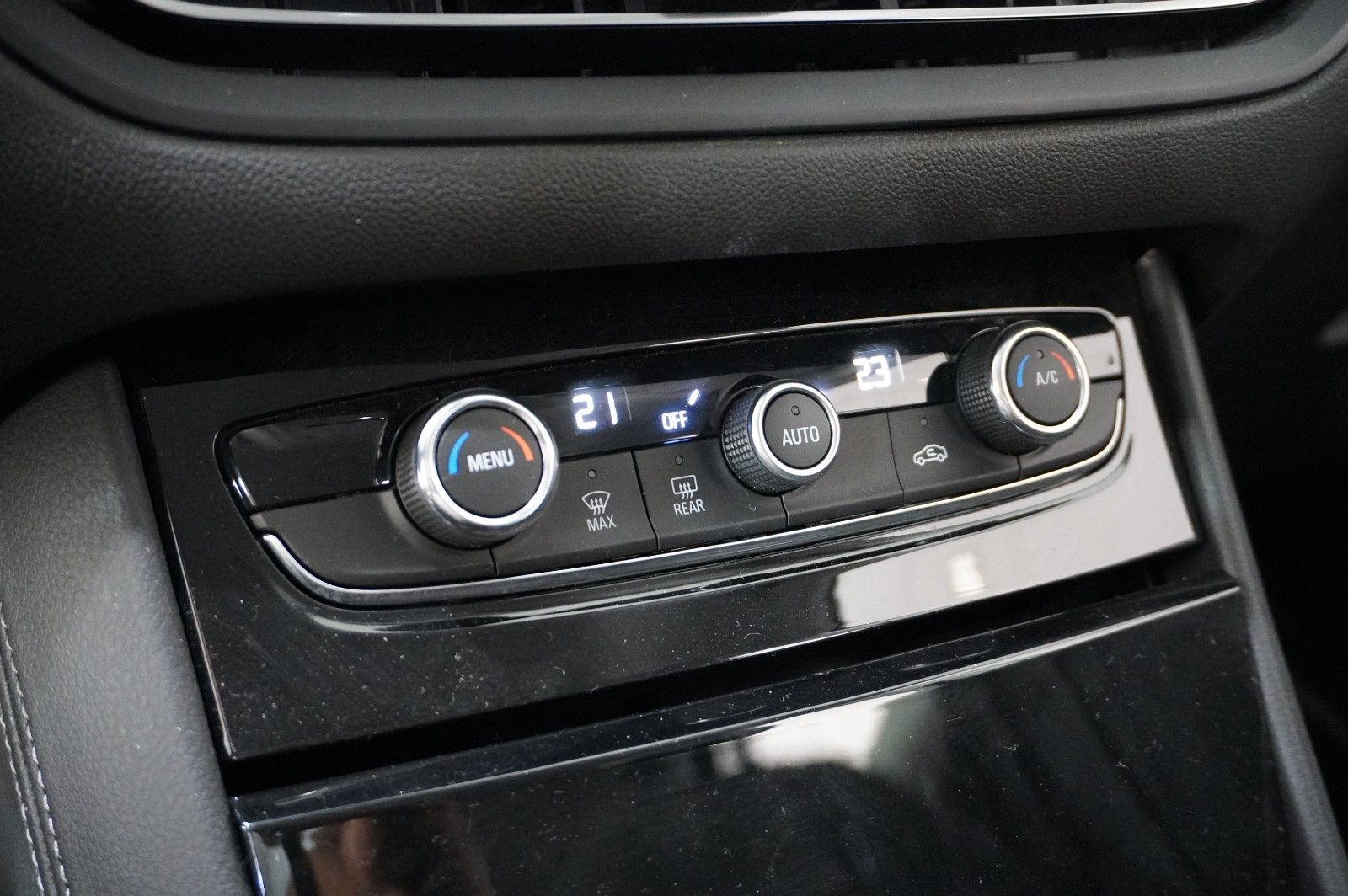 Fahrzeugabbildung Opel Grandland (X) 1.2T GS SPORT NAVI/LED/VIRT./DAB+
