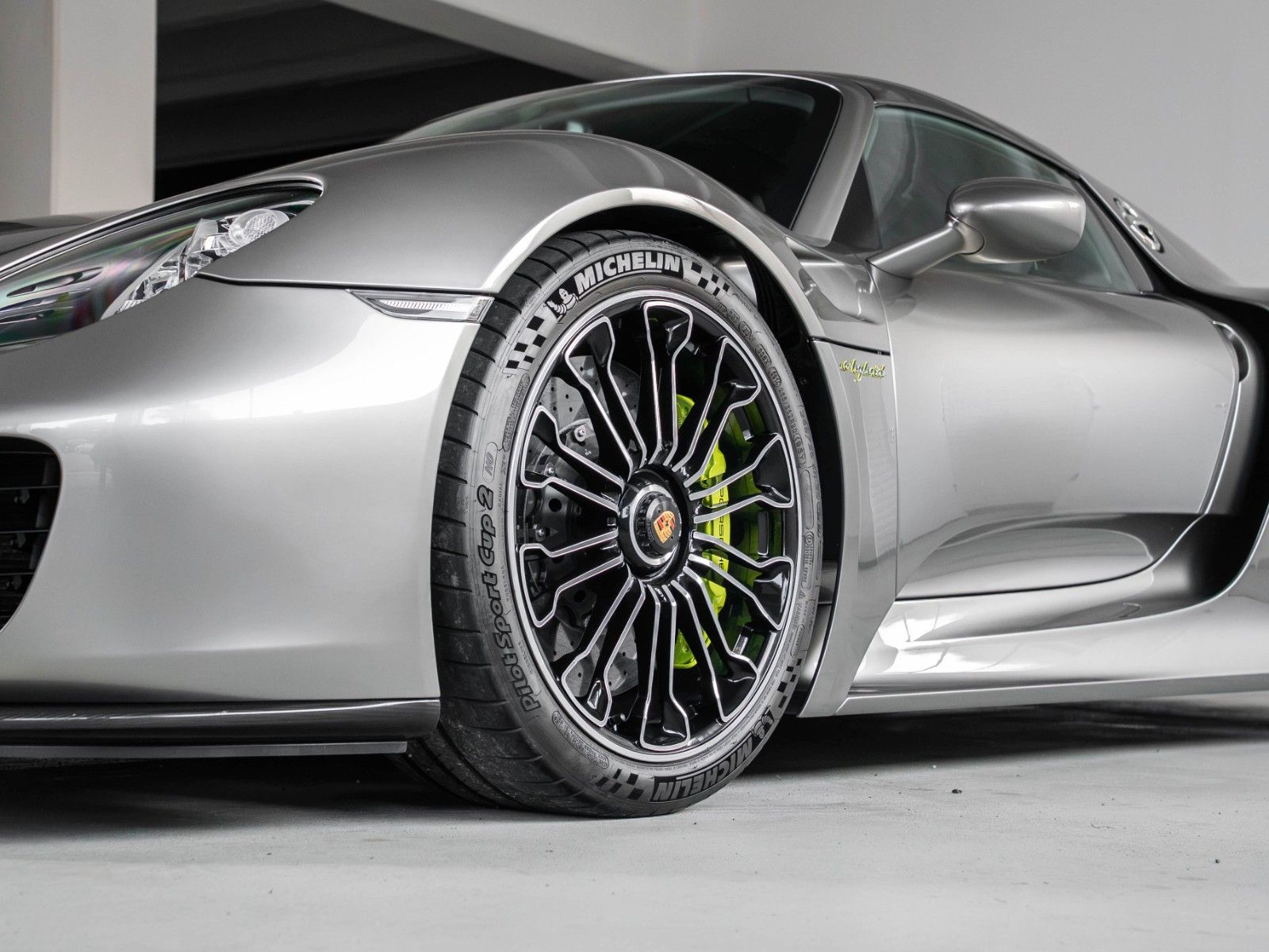 Porsche 918 Spyder LIQUID  METAL SILBER 1. Hand 3