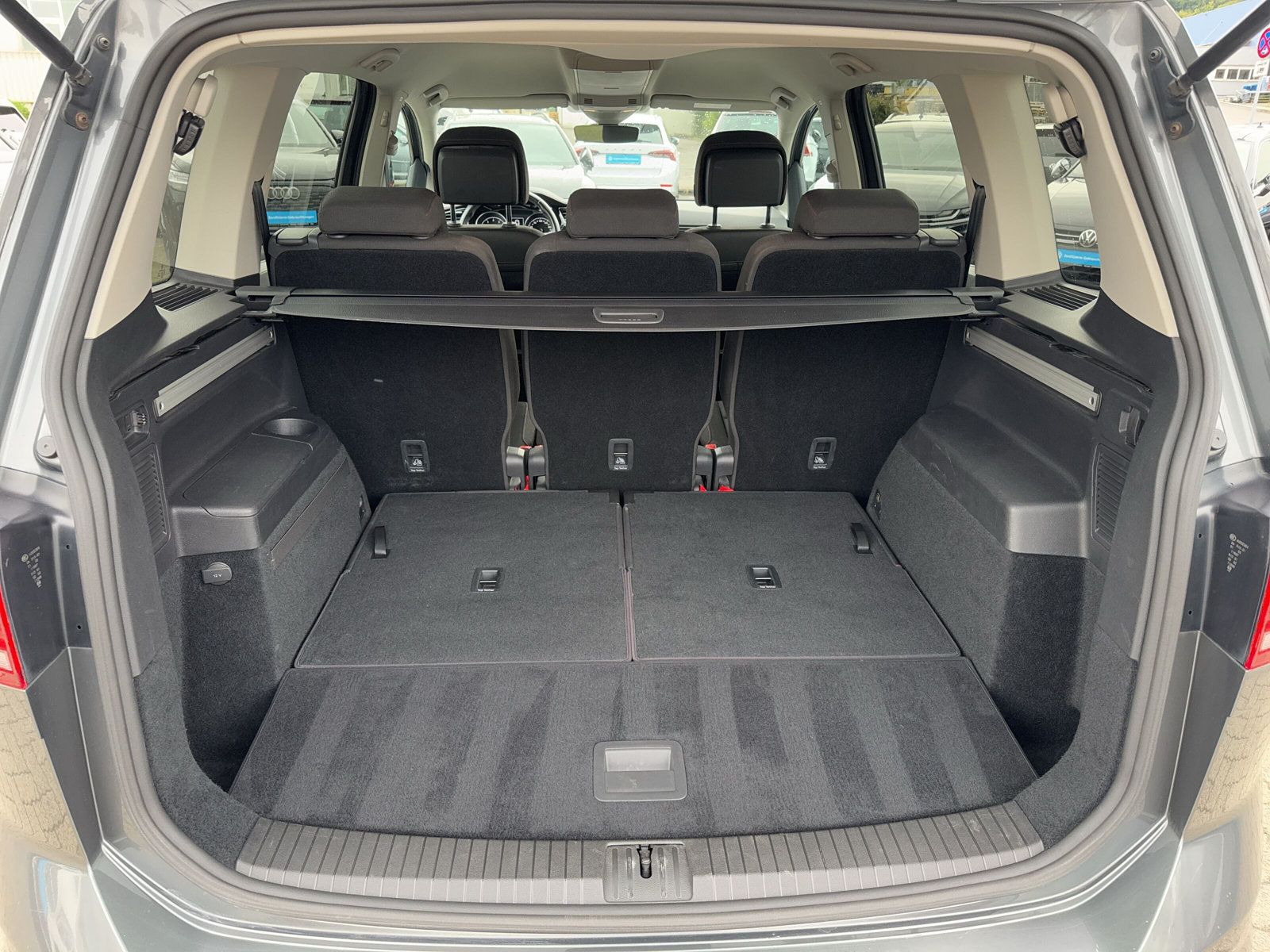 Fahrzeugabbildung Volkswagen Touran 1.2 TSI Sound 7-Sitzer LED APP