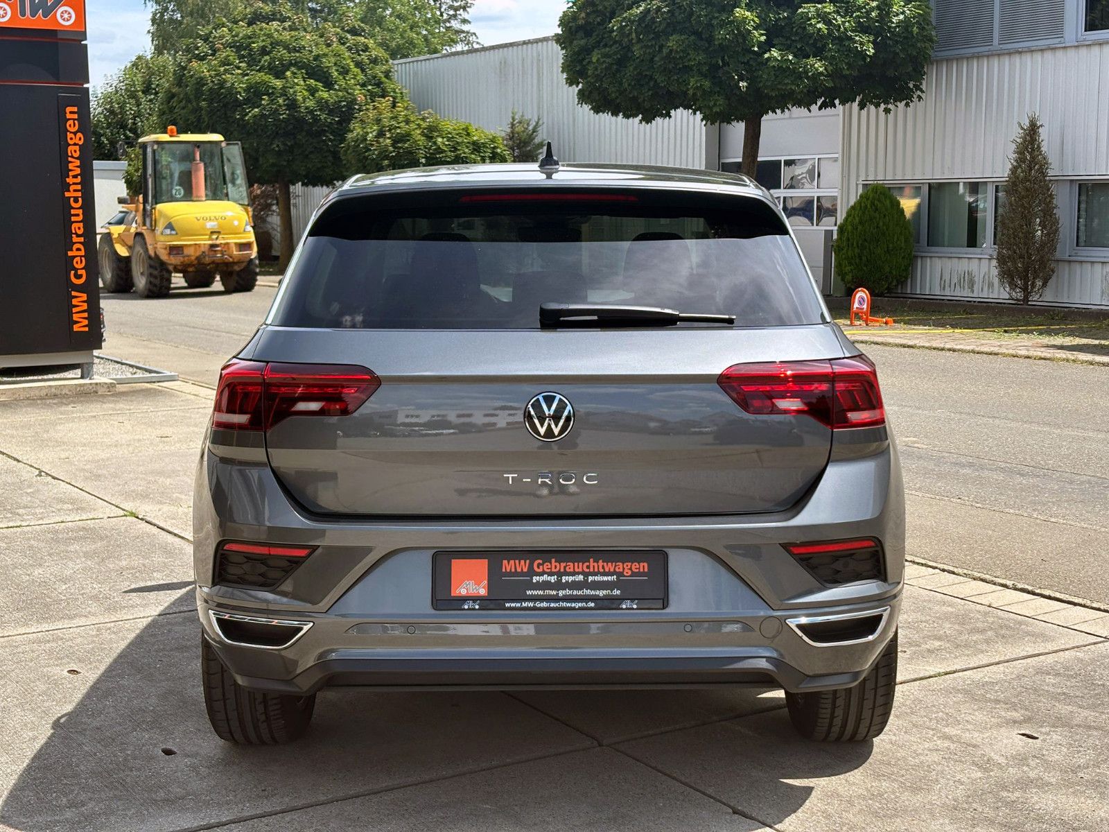 Fahrzeugabbildung Volkswagen T-Roc 1.5TSI R-Line DSG ACC KAM AHK LED NAV BT