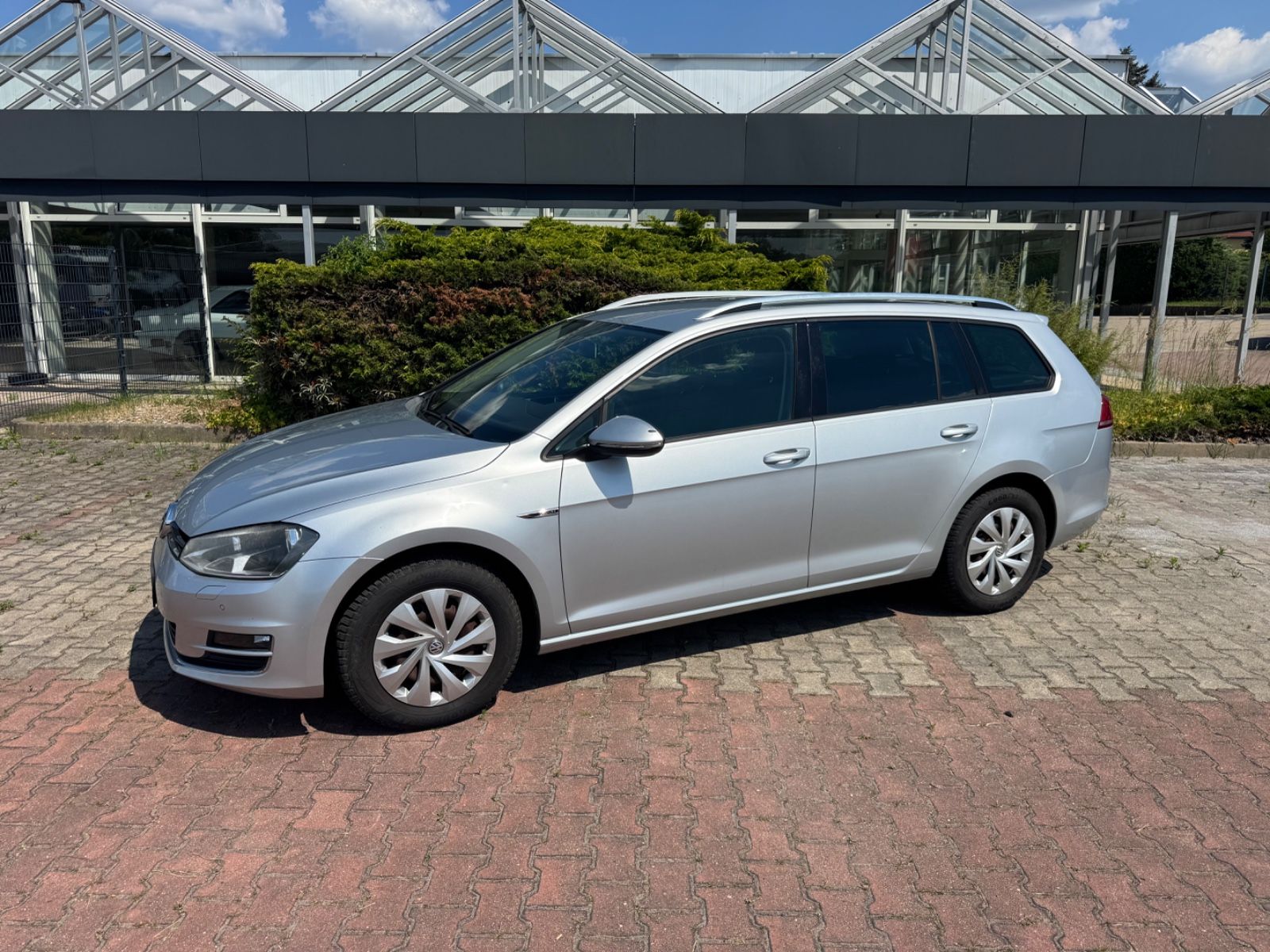 Volkswagen Golf - 1