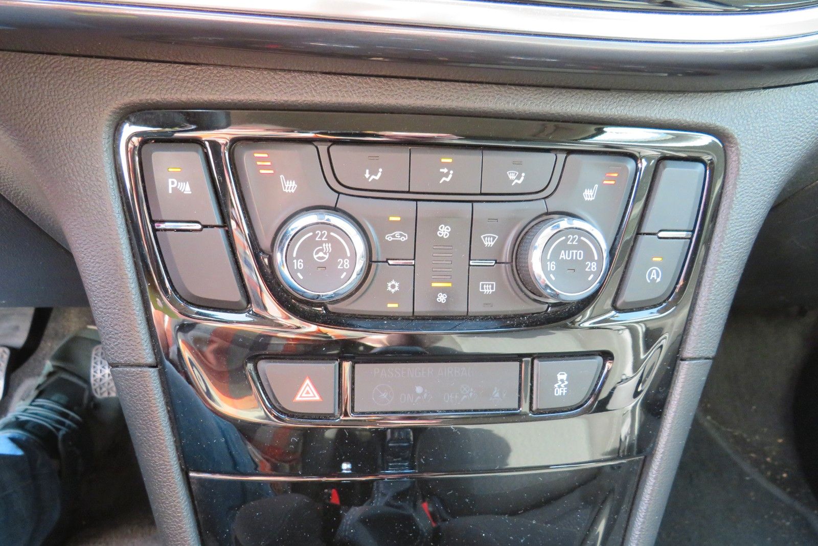 Fahrzeugabbildung Opel Mokka X ACTIVE KAMARA SITZH. GRA PDC APP-CON.