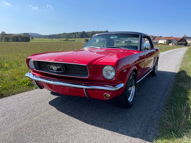 Ford Mustang, tolle Farbkombi, schönes Auto