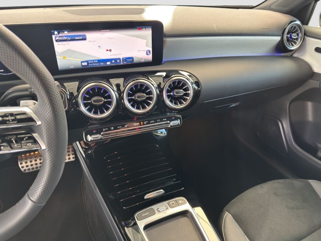 Fahrzeugabbildung Mercedes-Benz A 200 AMG Line AMG*Night*Navi*PDC*ParkAss*RFK