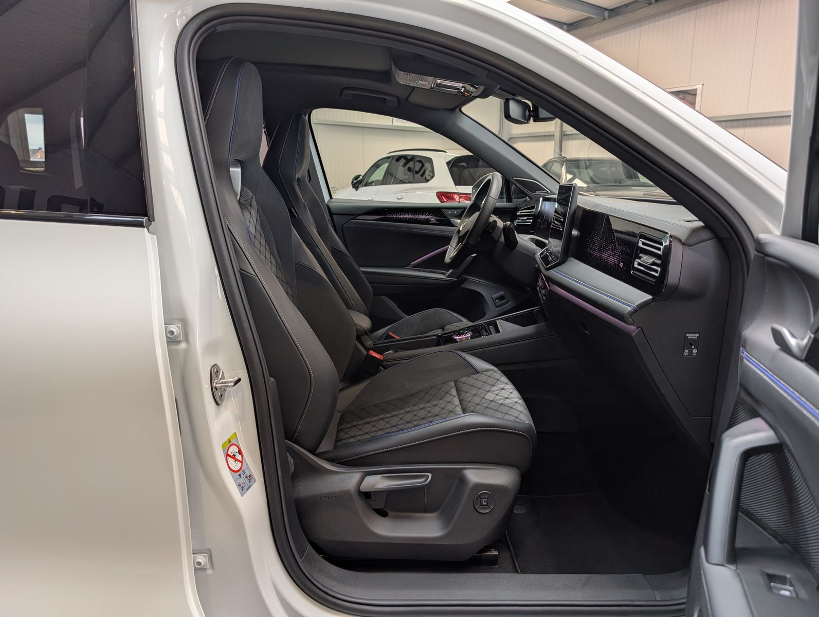 Fahrzeugabbildung Volkswagen Tiguan 2.0TDI R-Line 4M Pano Black AHK Matrix 20