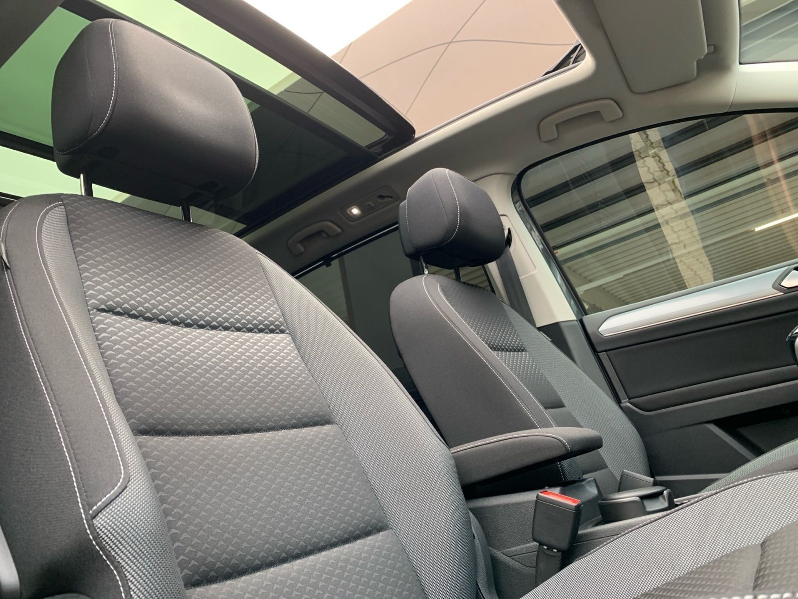 Fahrzeugabbildung Volkswagen Touran 2.0 TDI Active Navi Panorama Dach