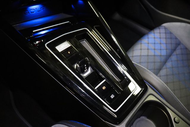 Fahrzeugabbildung Volkswagen Golf VIII Lim. R 4Motion|MATRIX|H/K|DCC|AMBIENTE