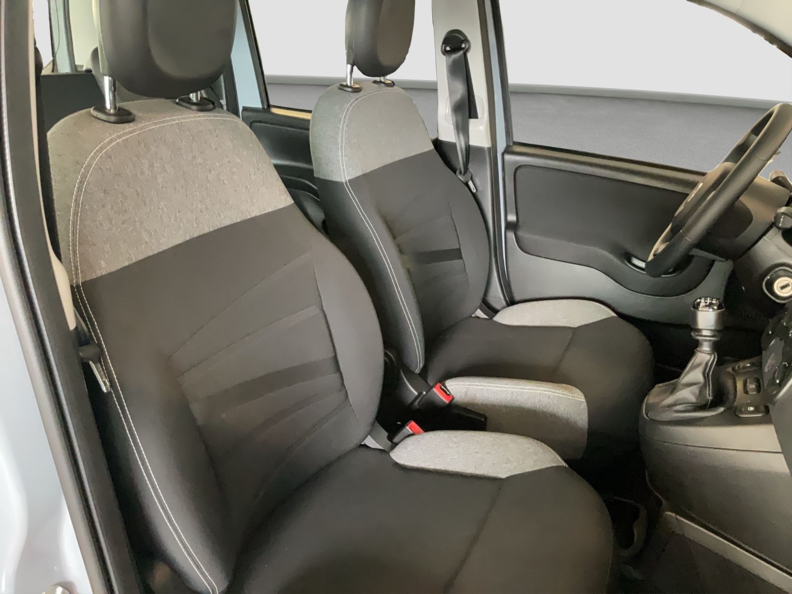 Fahrzeugabbildung Fiat Panda 1,0 Hybrid  Allwetterreifen/Klima/DAB