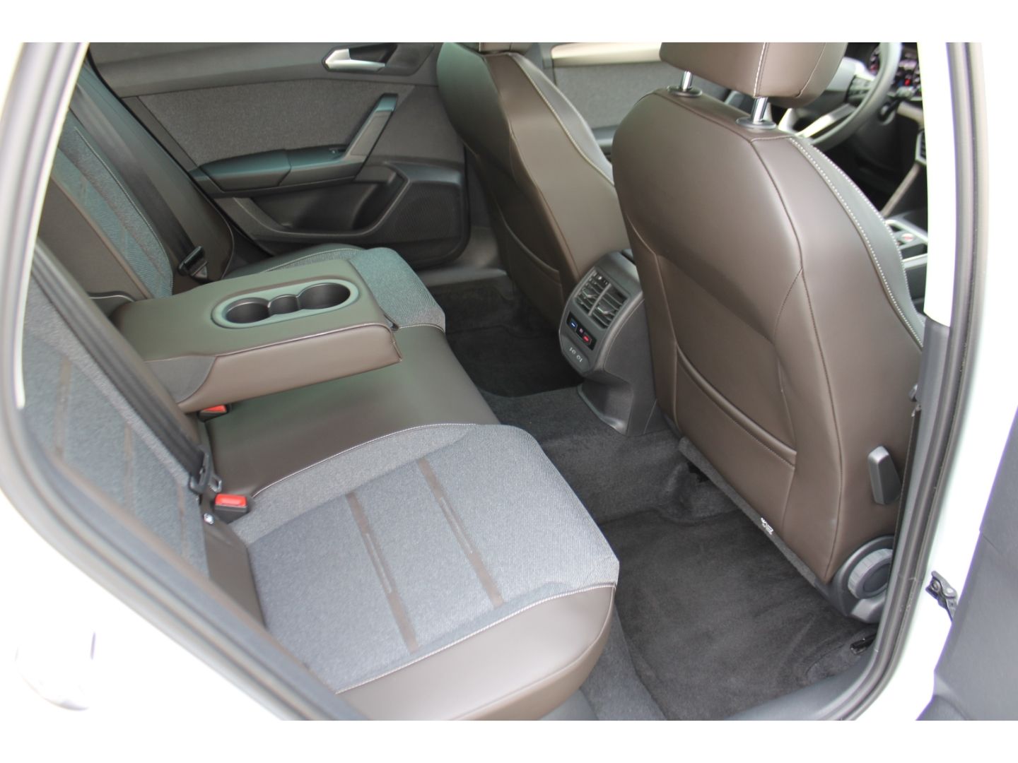 Fahrzeugabbildung SEAT Leon Xcellence DSG ACC LED TWA Full Link RFK GJR