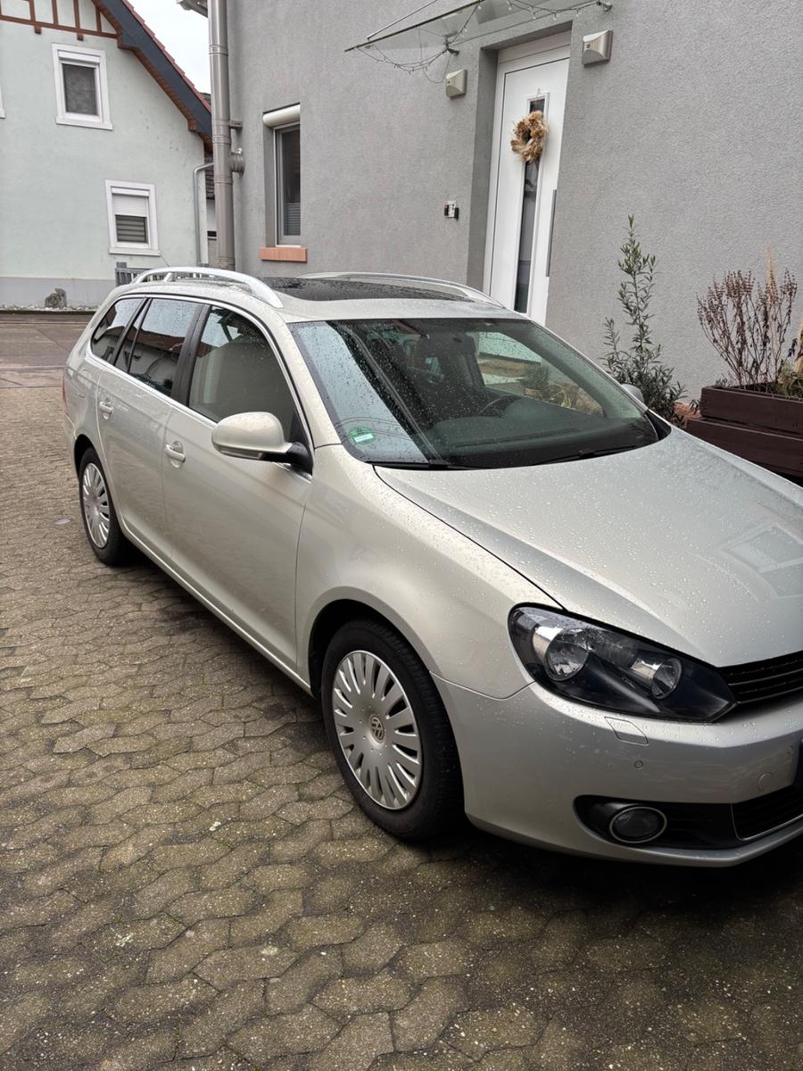 Volkswagen Golf 2011 — rear view