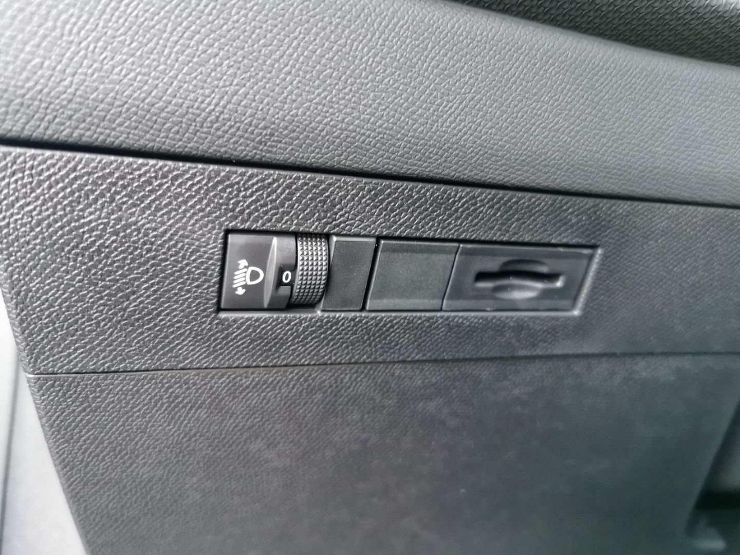 Fahrzeugabbildung Opel Astra GS Line HUD Panorama Navi digitales Cockpi