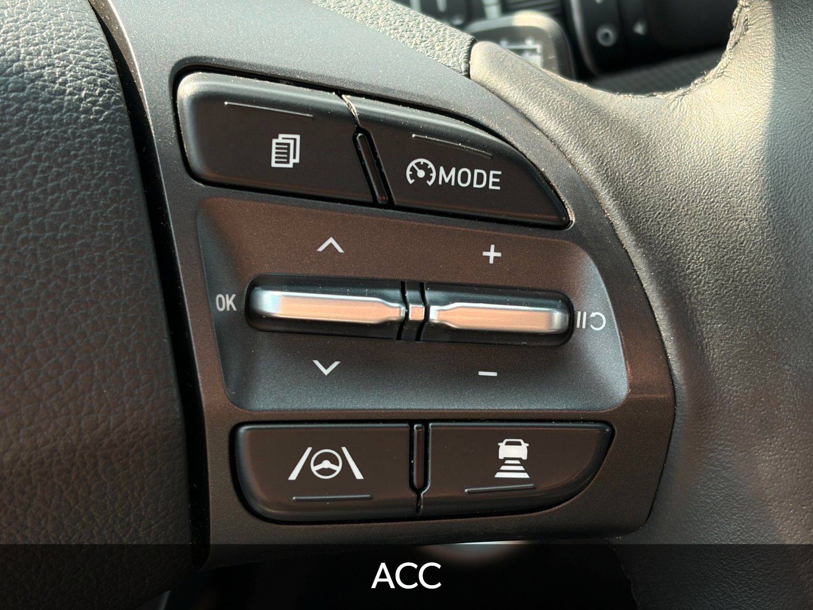 Fahrzeugabbildung Hyundai KONA E Select SHZ ACC PDC LKA Navi WiFi CarPlay