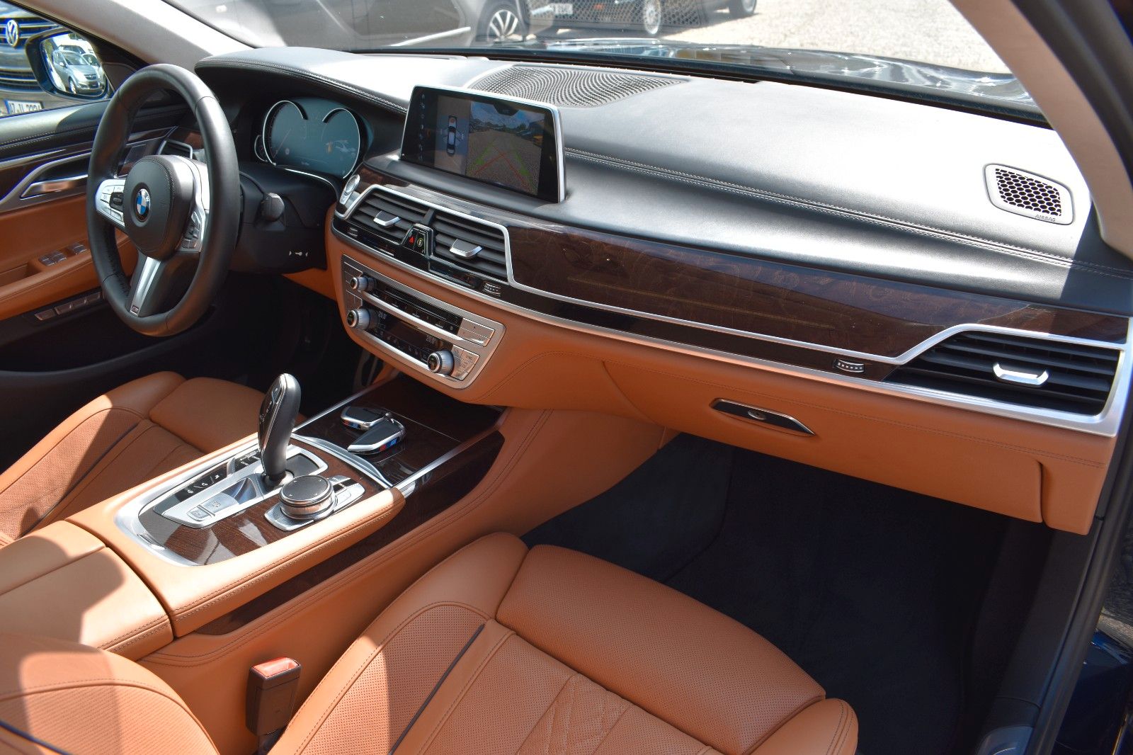 Fahrzeugabbildung BMW 750i xDrive M Sport Gestik Applecar H&K Garantie