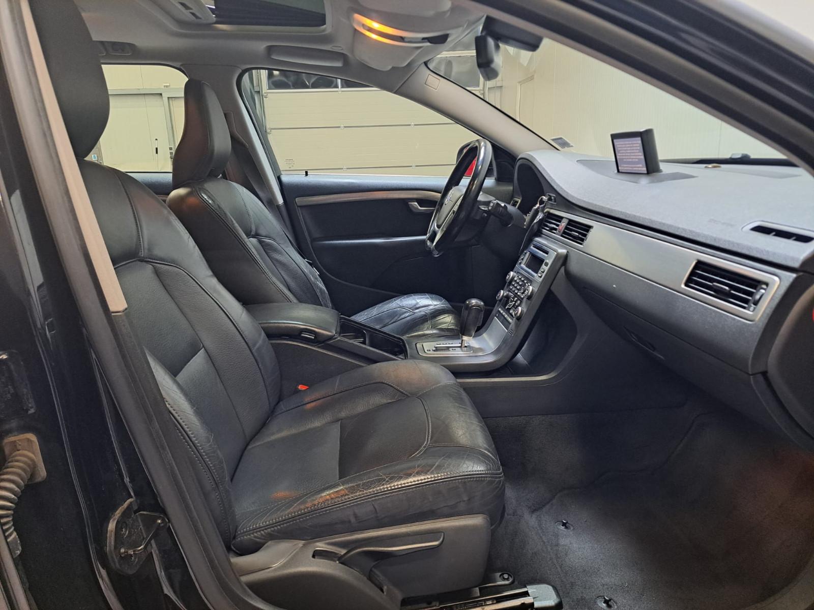 Volvo V70 2010 — photo 13