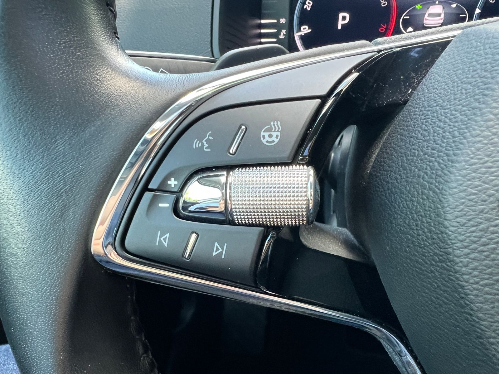 Fahrzeugabbildung SKODA Karoq Clever 1.5 TSI DSG *LED,Pano,Navi,Kamera,1