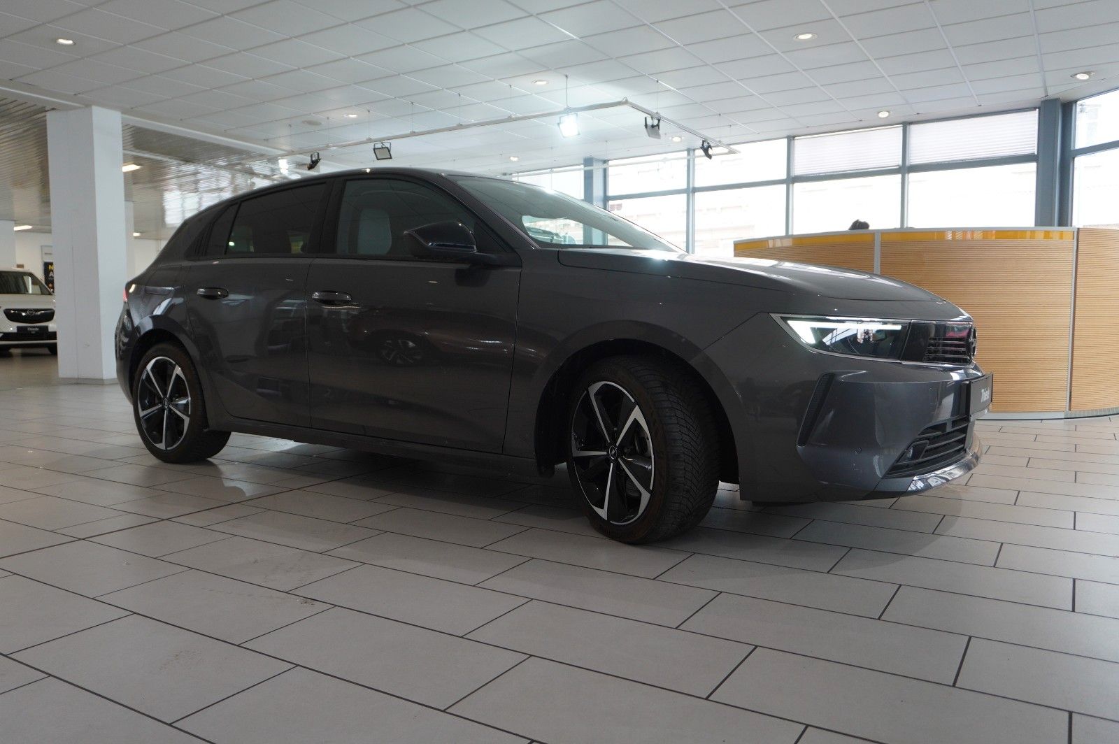 Fahrzeugabbildung Opel Astra L Lim. 1.6 HYBRID BUSINESS NAVI/LED/KAMERA