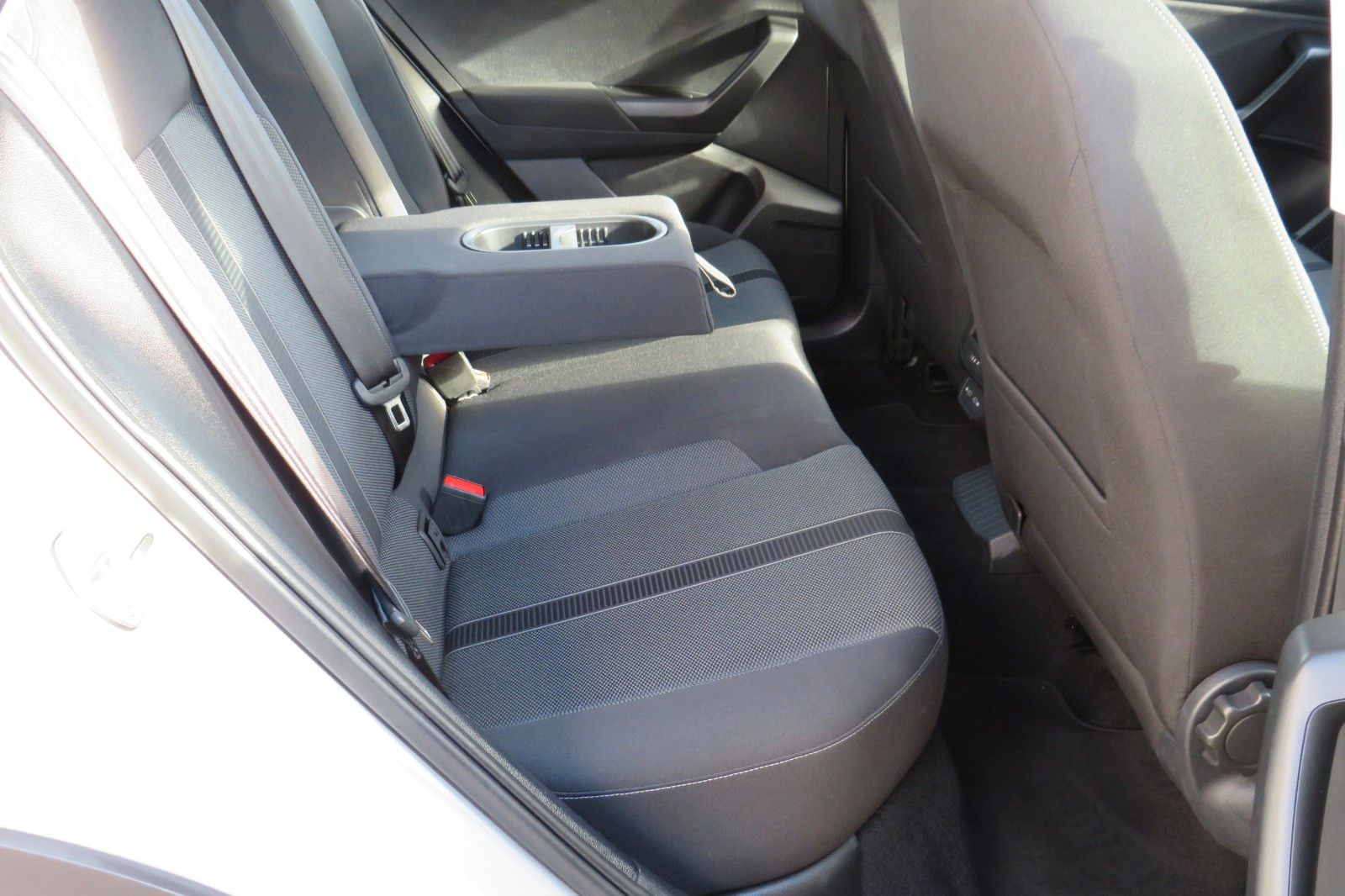 Fahrzeugabbildung Volkswagen T-Roc Life DSG AHK NAVI SITZH. APP-CON. LED 1Hd