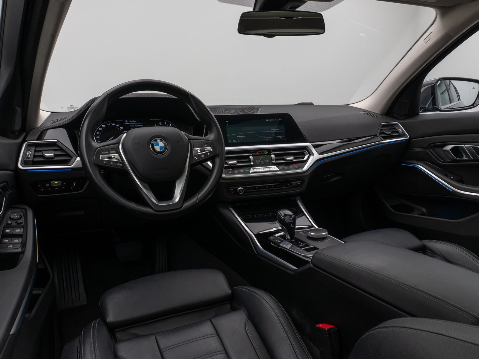 Fahrzeugabbildung BMW 330e Luxury Line Kamera Pano HUD HiFi Individual
