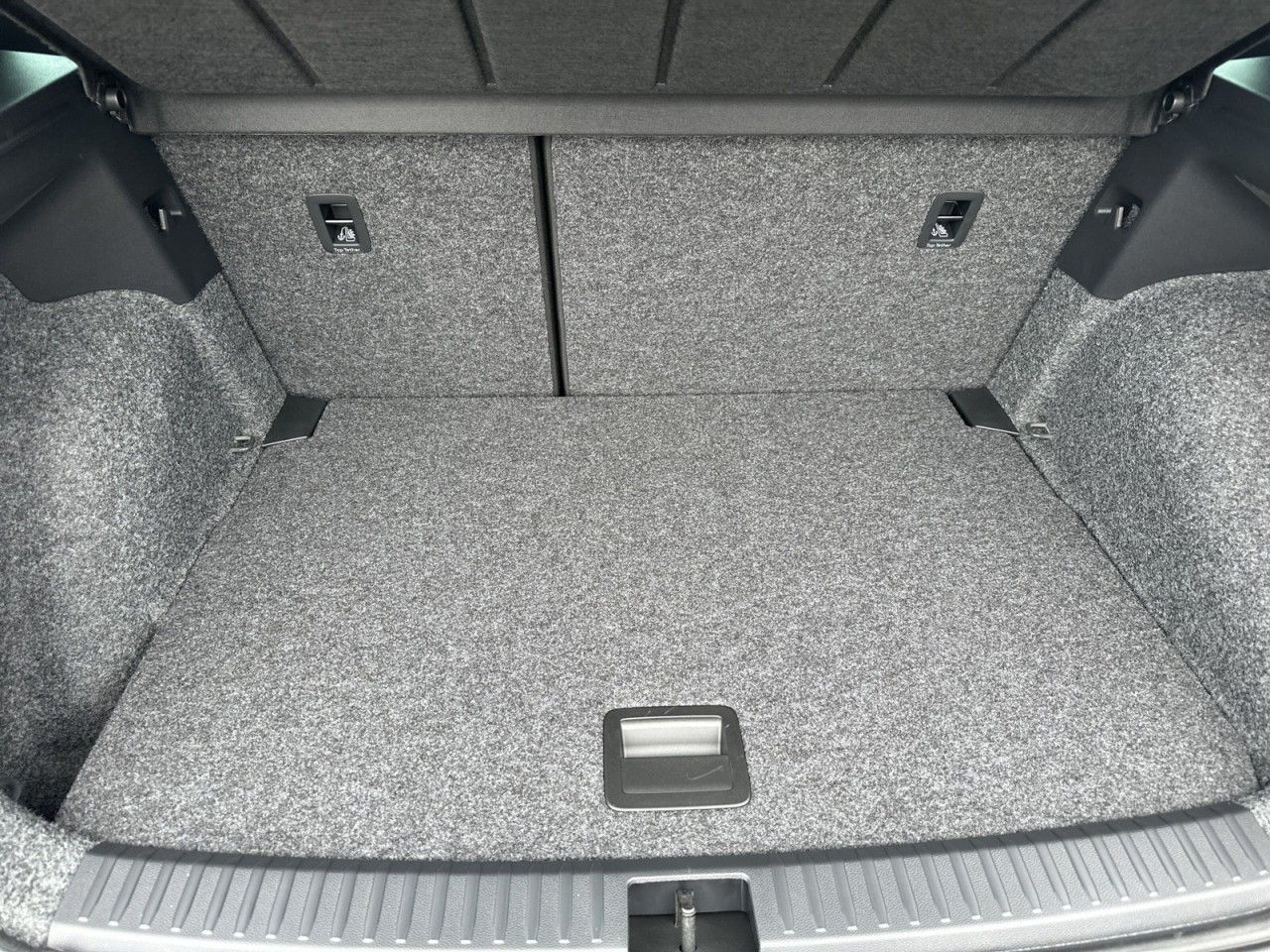 Fahrzeugabbildung SEAT Arona FR 1.0 TSI 116 PS 6-Gang - mit KI generiert/bearbeitet