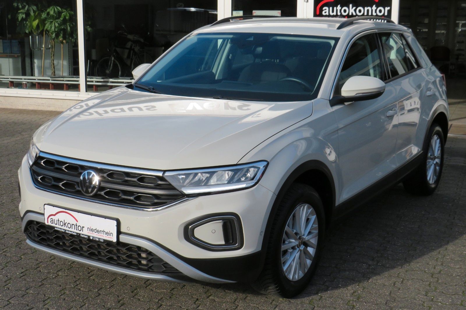 Fahrzeugabbildung Volkswagen T-Roc Life DSG AHK NAVI SITZH. APP-CON. LED 1Hd