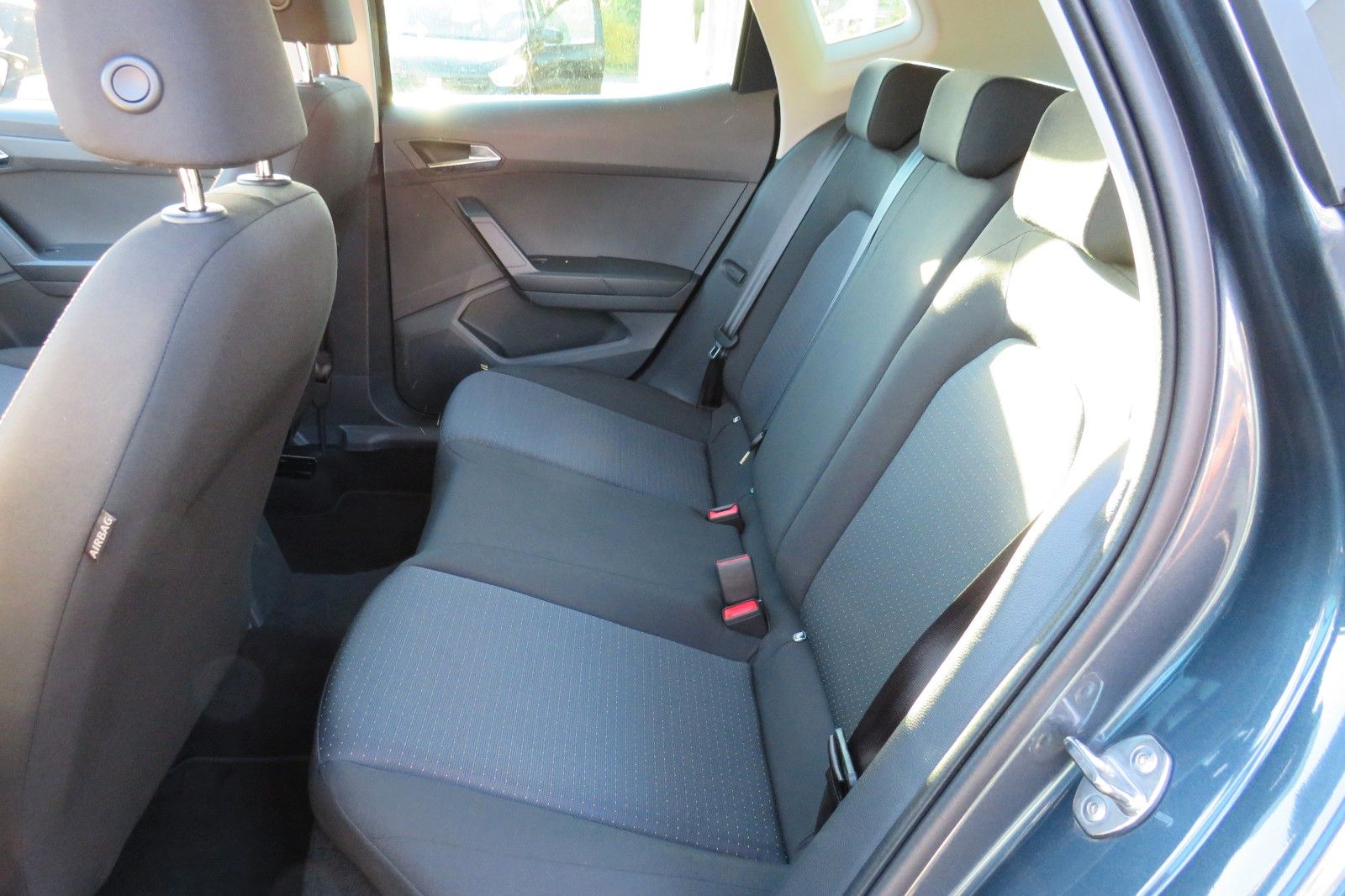 Fahrzeugabbildung SEAT Arona Style NAVI APP SITZH. PDC GRA 1.HD