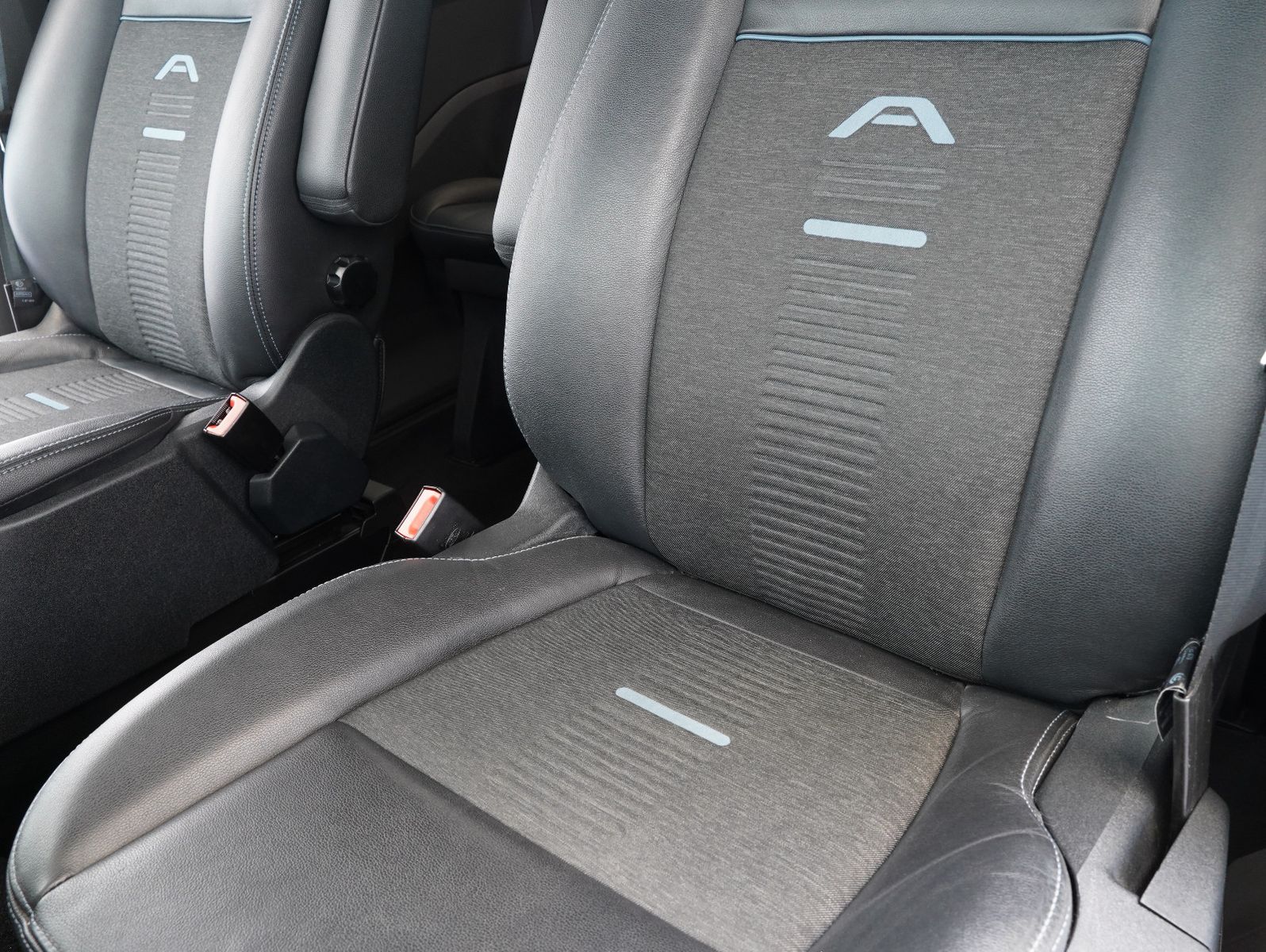Fahrzeugabbildung Ford Tourneo Custom 320 L2 Active 8-SITZER/XENON