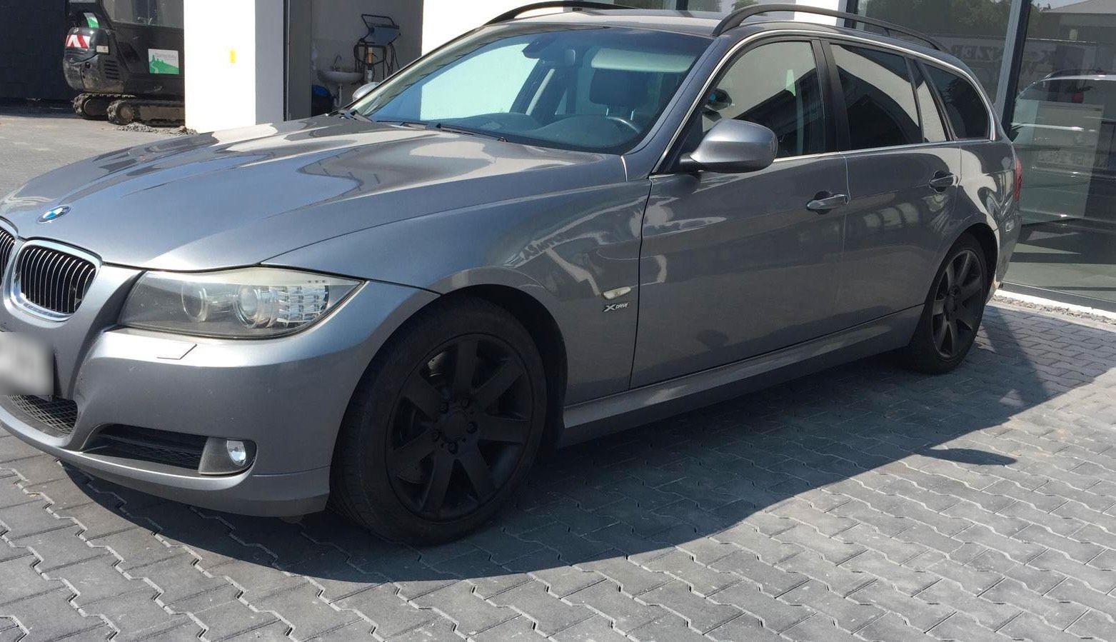 BMW 330 2009 — вигляд ззаду