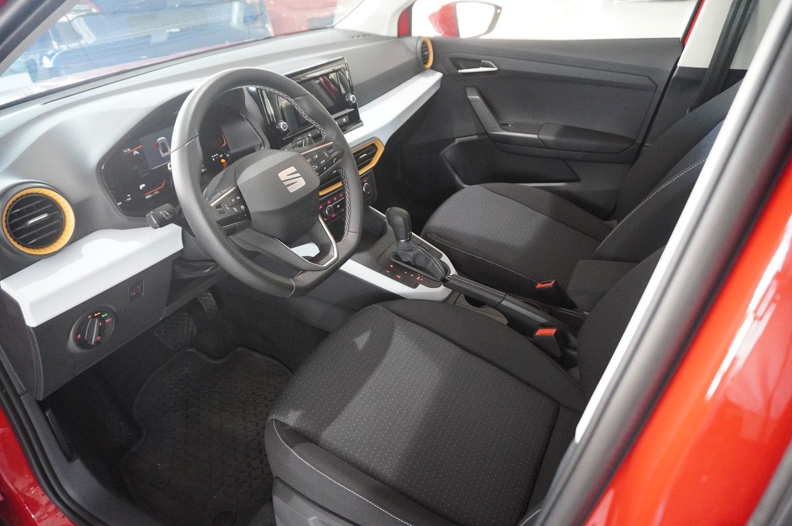 Fahrzeugabbildung SEAT Arona 1.0 TSI STYLE DSG NAVI/VIRTU./SHZ/PDC/DAB+