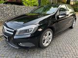 Mercedes-Benz A 180 Automatik Pano Navi Sportsitze Kamera Top - Mercedes-Benz A 180 Gebrauchtwagen in Hamburg
