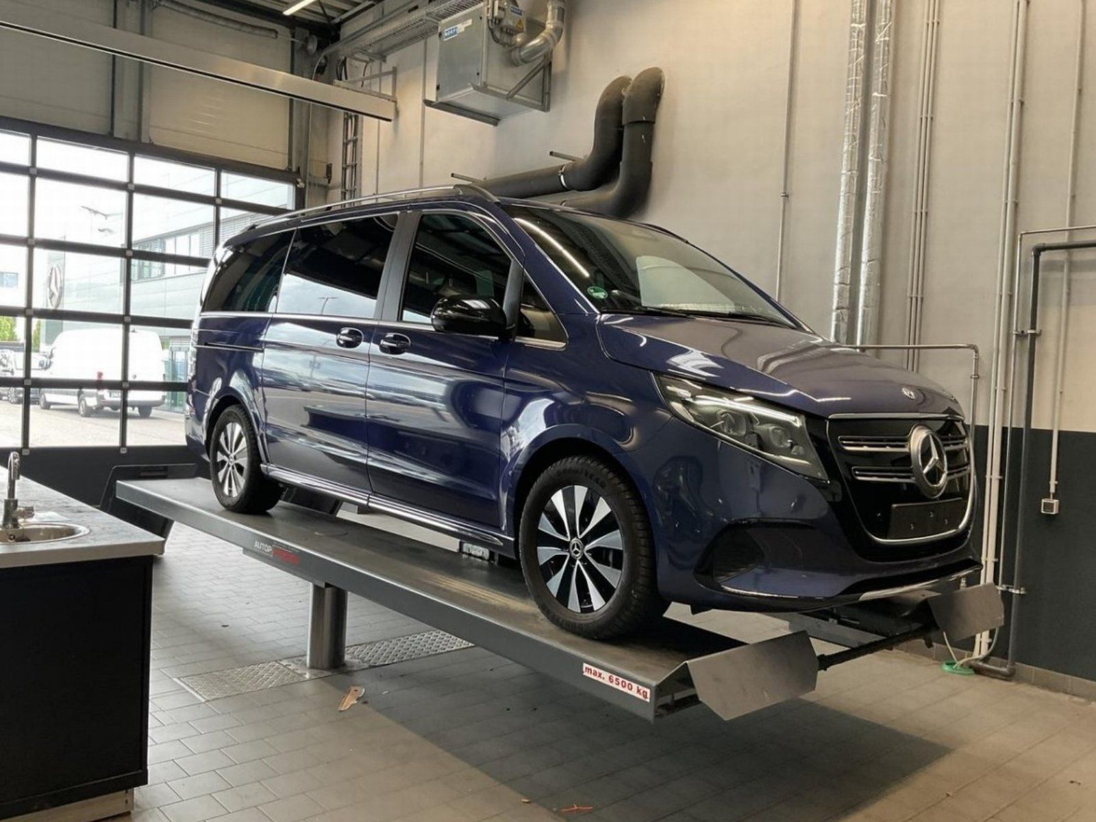 Fahrzeugabbildung Mercedes-Benz EQV 300 L Facelift AVANTGA Pano DISTRO 360° MLED