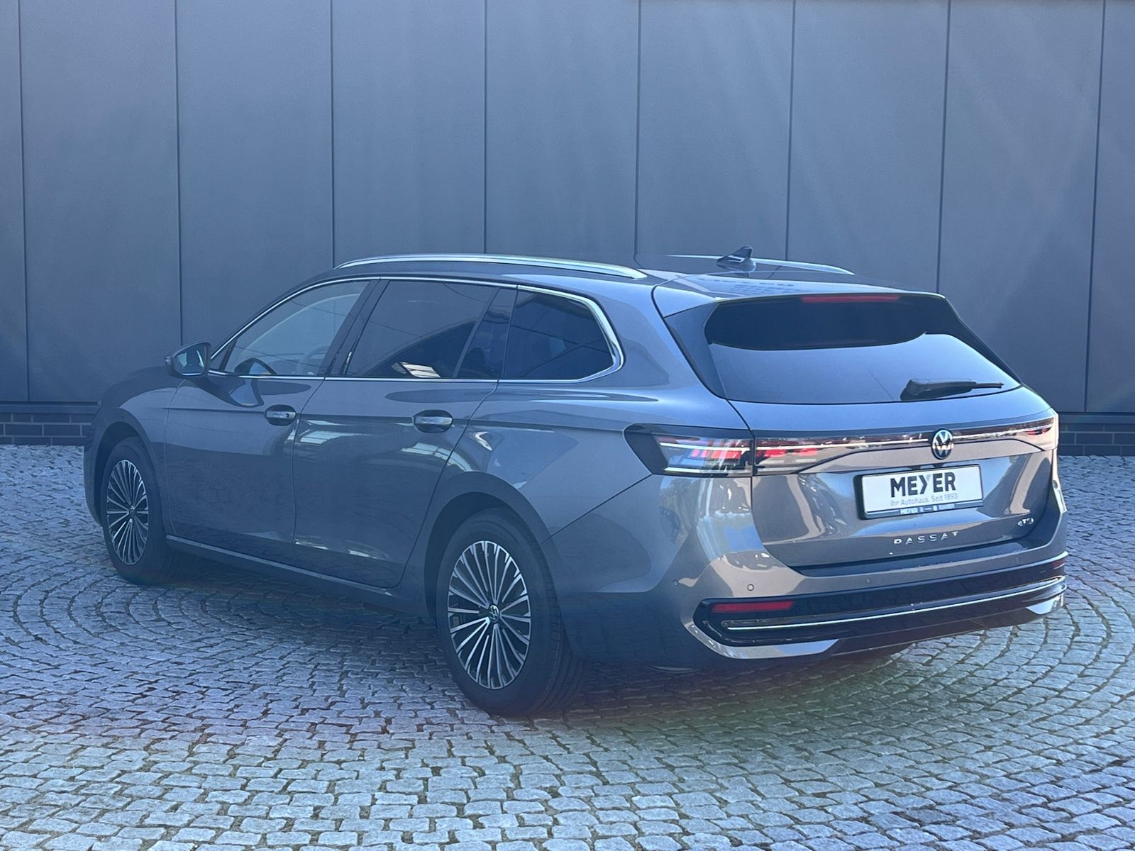 Fahrzeugabbildung Volkswagen Passat Variant Elegance 1.5 eTSI DSG *AHK, ACC,