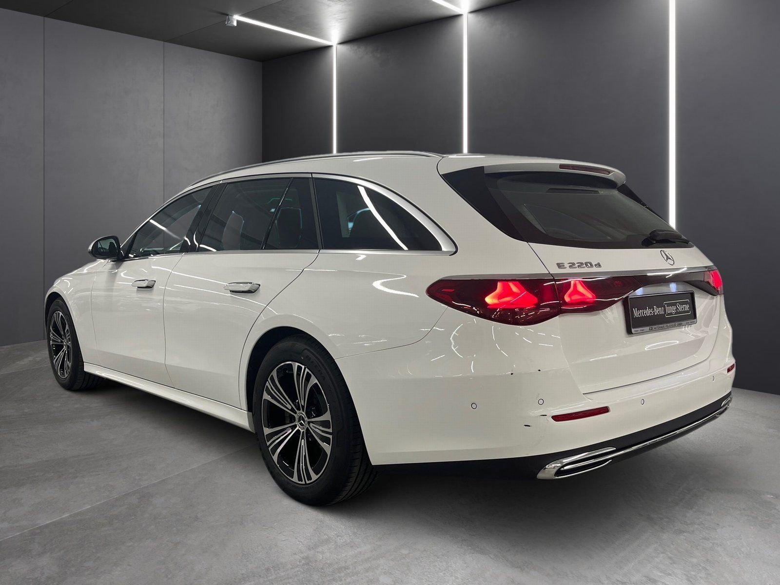 Fahrzeugabbildung Mercedes-Benz E 220 T d Avantgarde*AHK*Totwinkel*Kamera*LED*