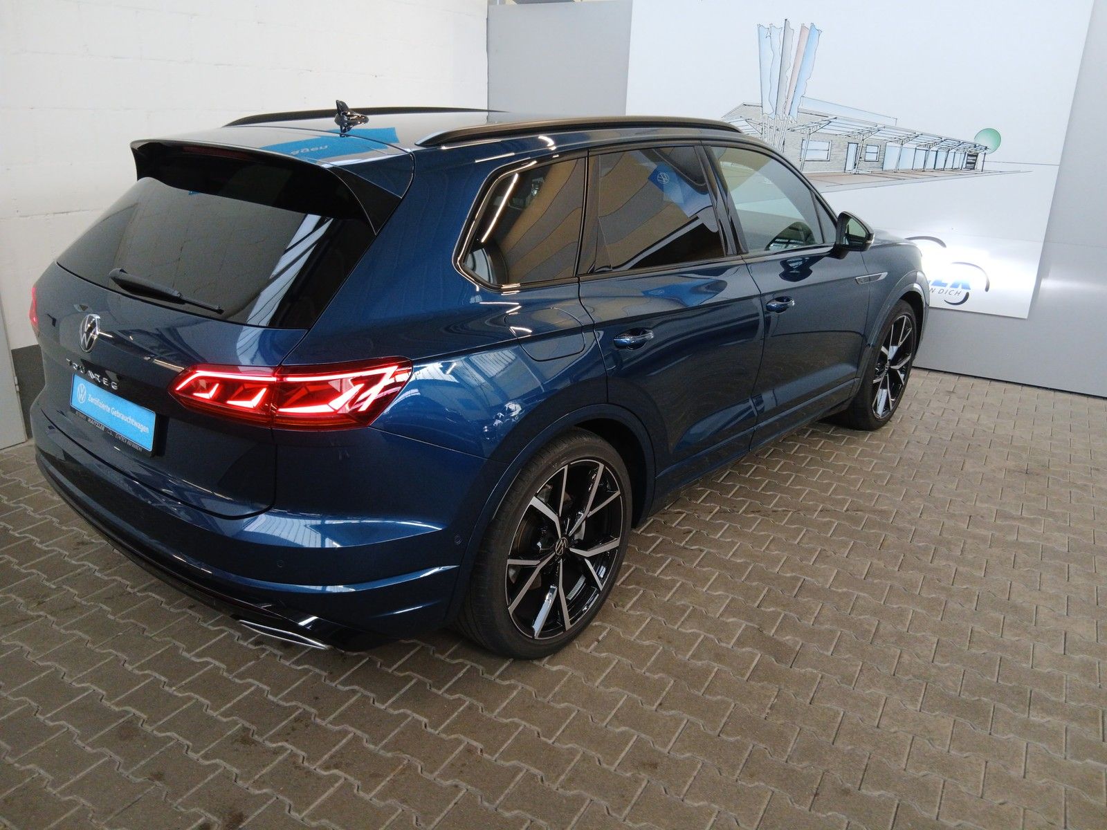 Fahrzeugabbildung Volkswagen Touareg R-Line 3,0 TSI UPE 96.000 +Navi+AHK+LED