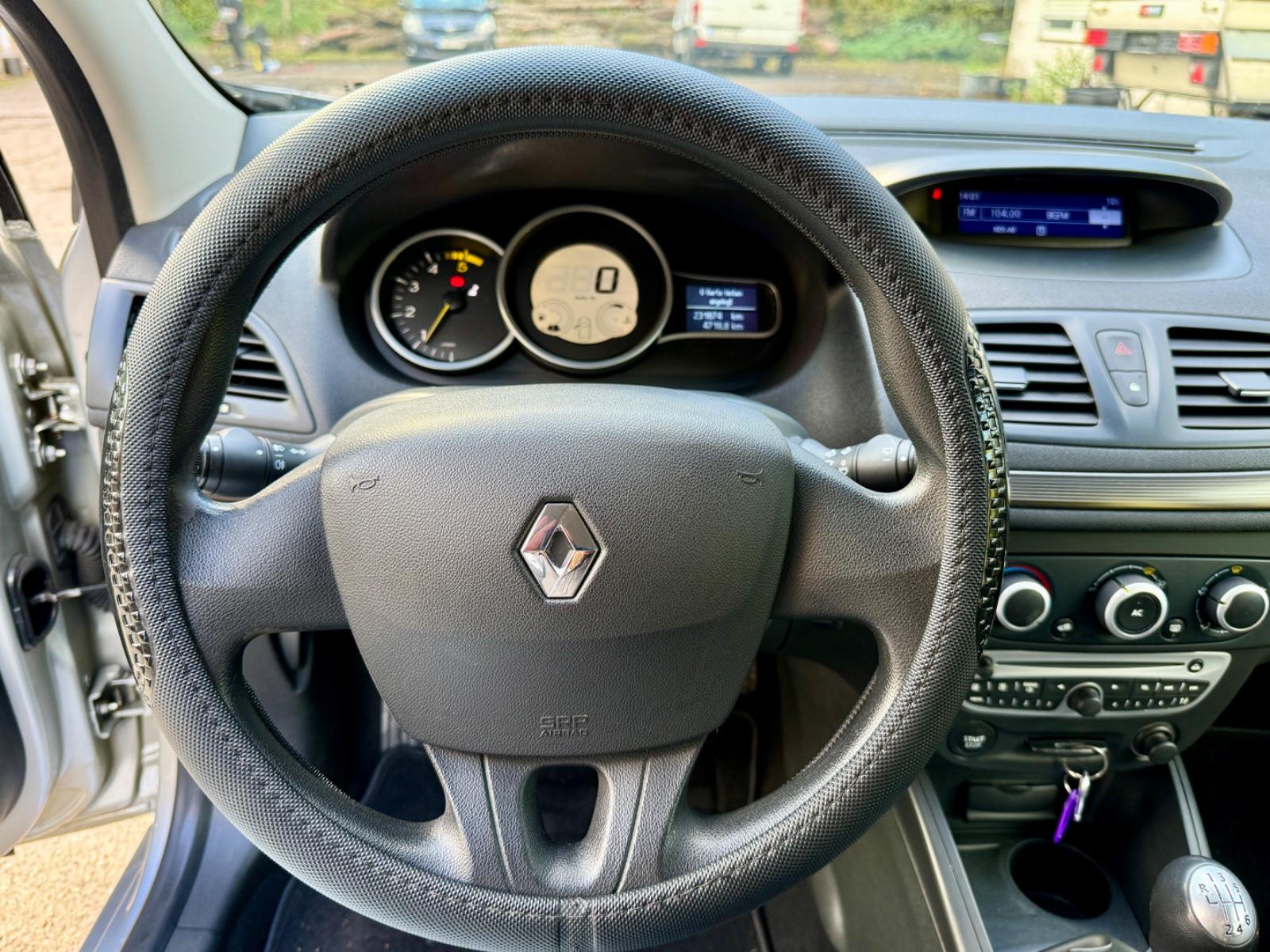Renault Megane 2012 — photo 14