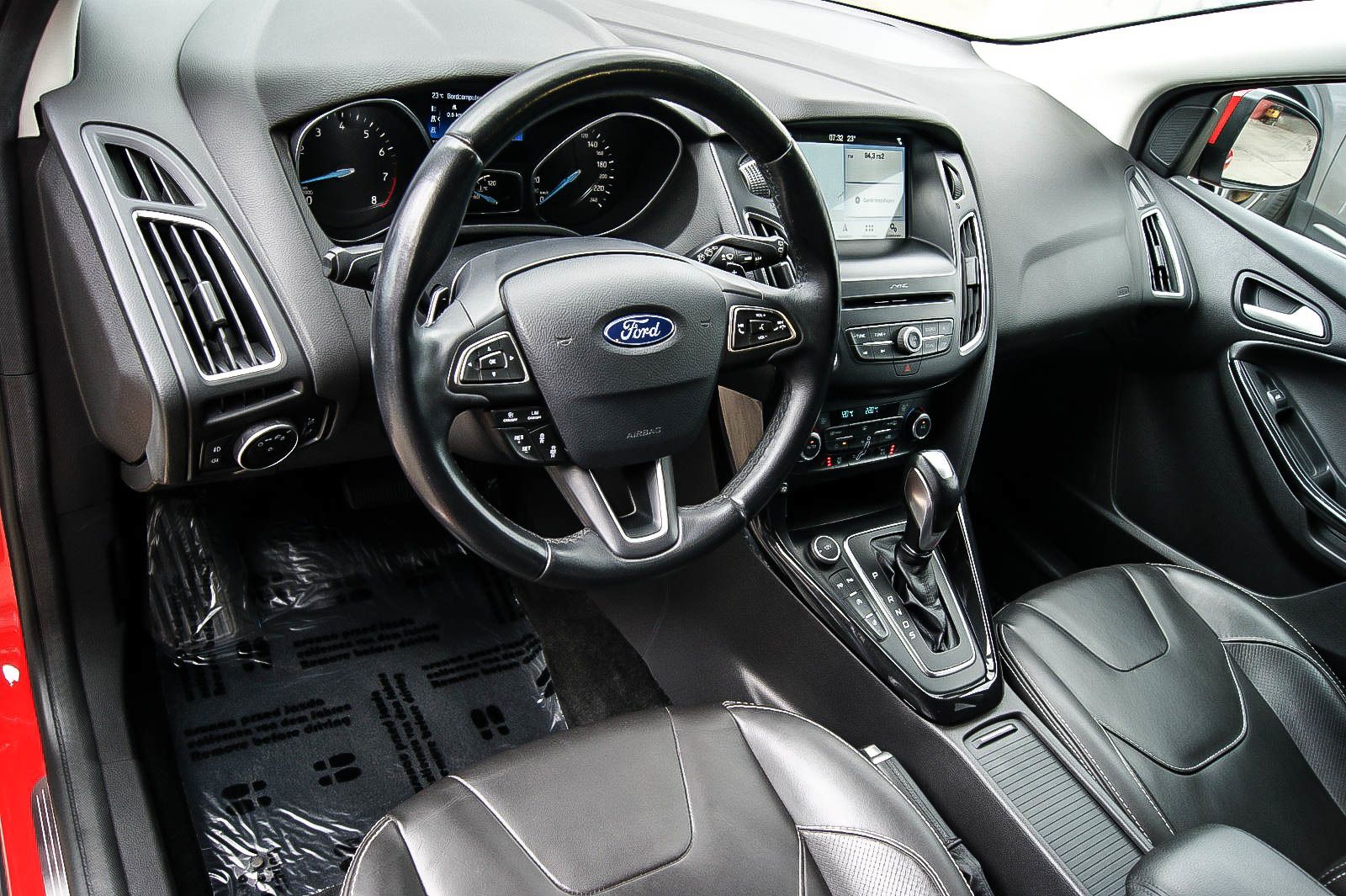 Fahrzeugabbildung Ford Focus Turnier 15 Auto LEDER RACEROT ACC STANDHZG
