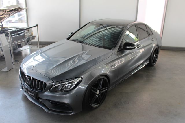 Vorschaubild von:        Mercedes-Benz
                    C 63 AMG Performance COMAND 360 Kamera Night
      