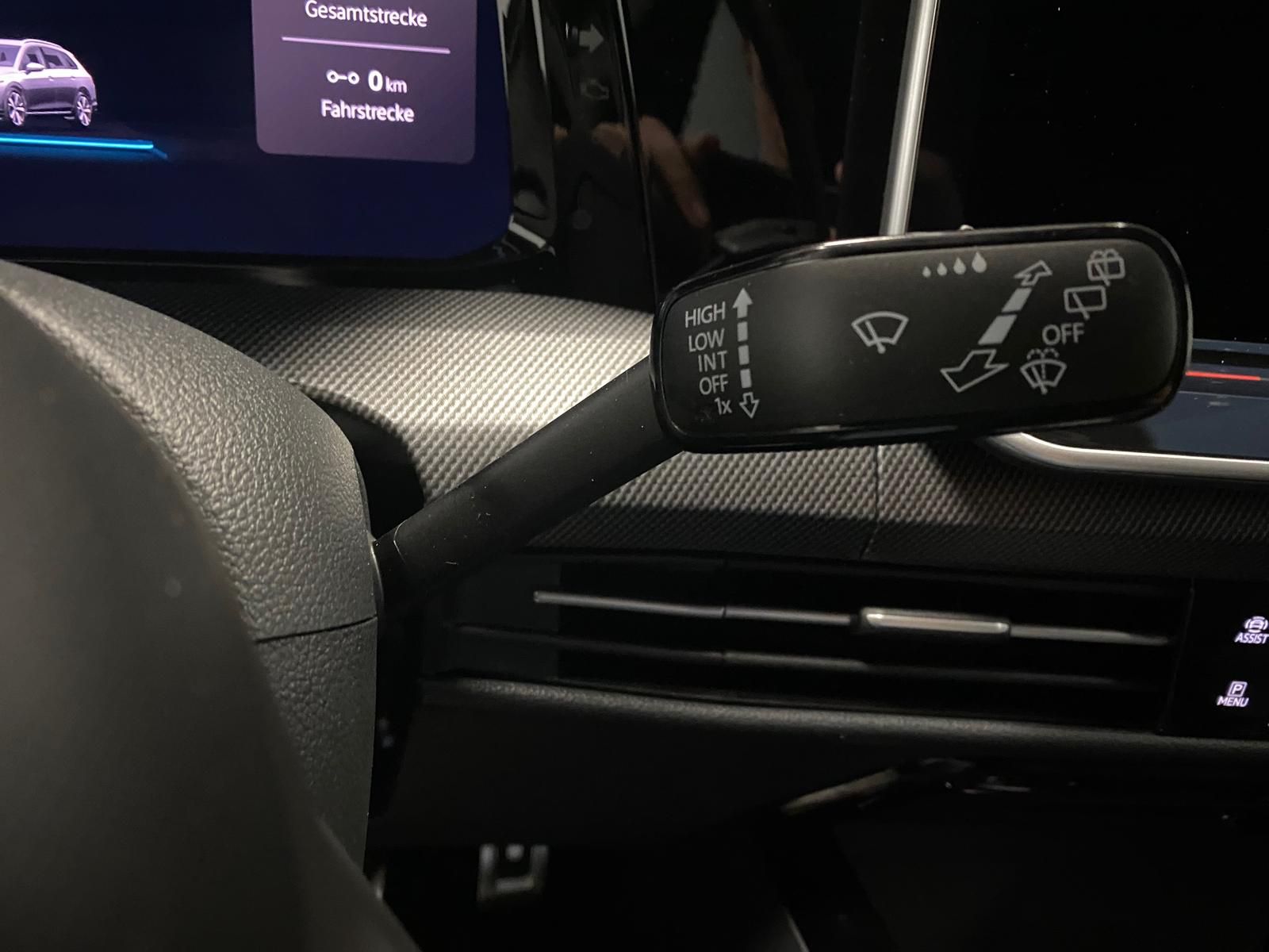 Fahrzeugabbildung Volkswagen Variant 2.0 TDI DSG R-Line BLACKSTY+MATRIX+5JGAR
