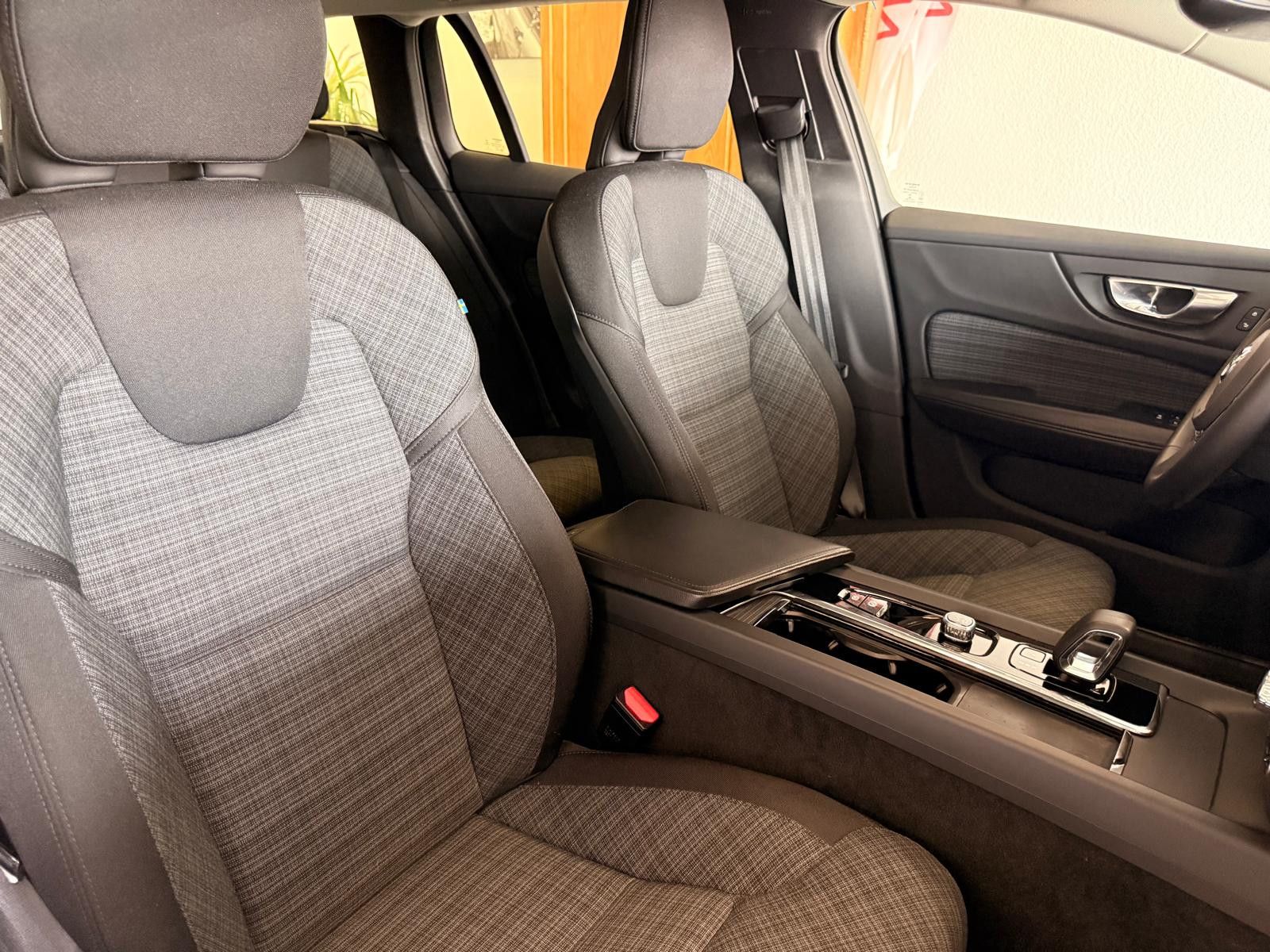 Fahrzeugabbildung Volvo V60 Kombi Core/ 1.HAND/SCHECKHEFT/8.FACH BEREIFT