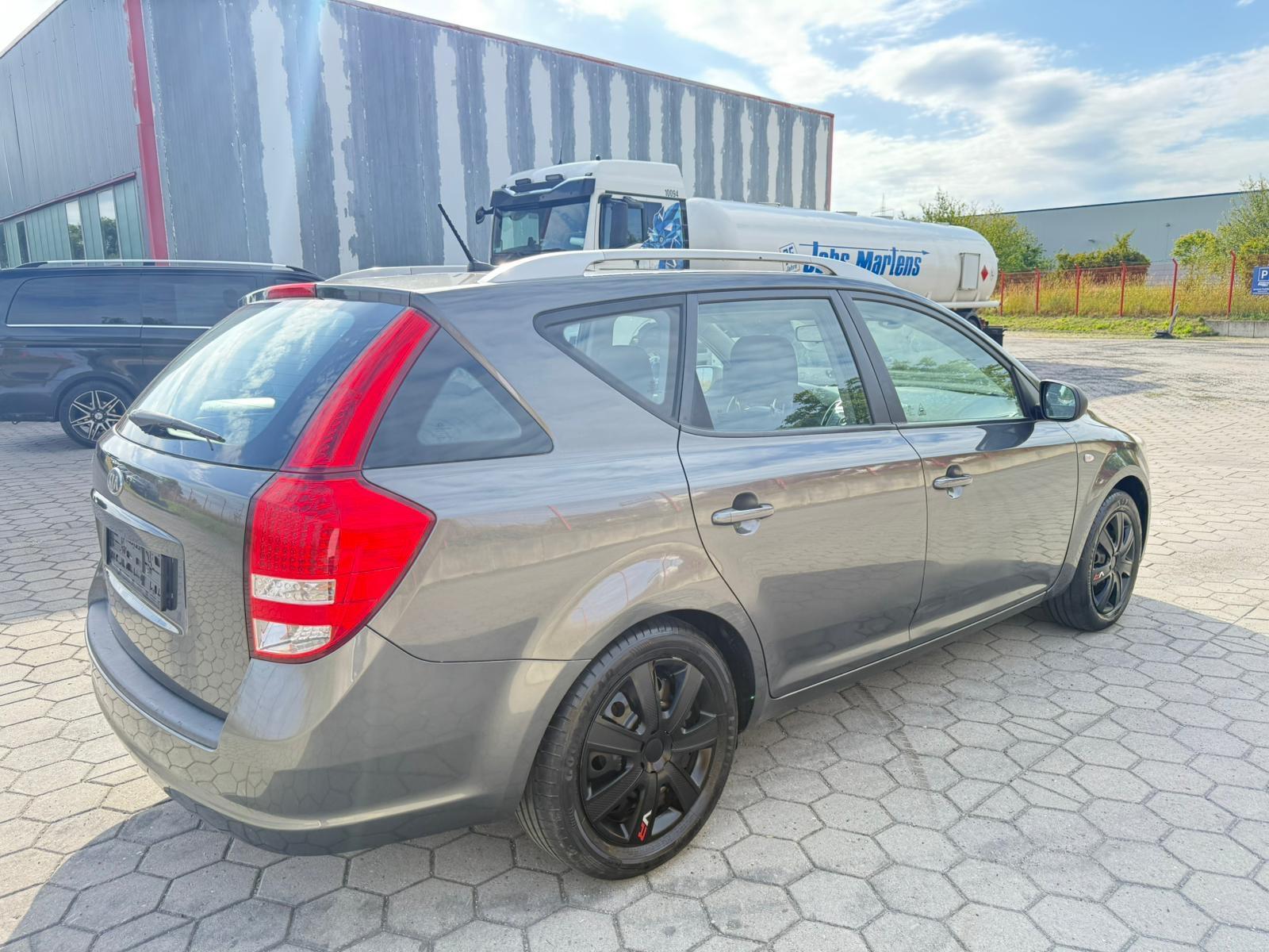 Kia cee'd 2011 — photo 11