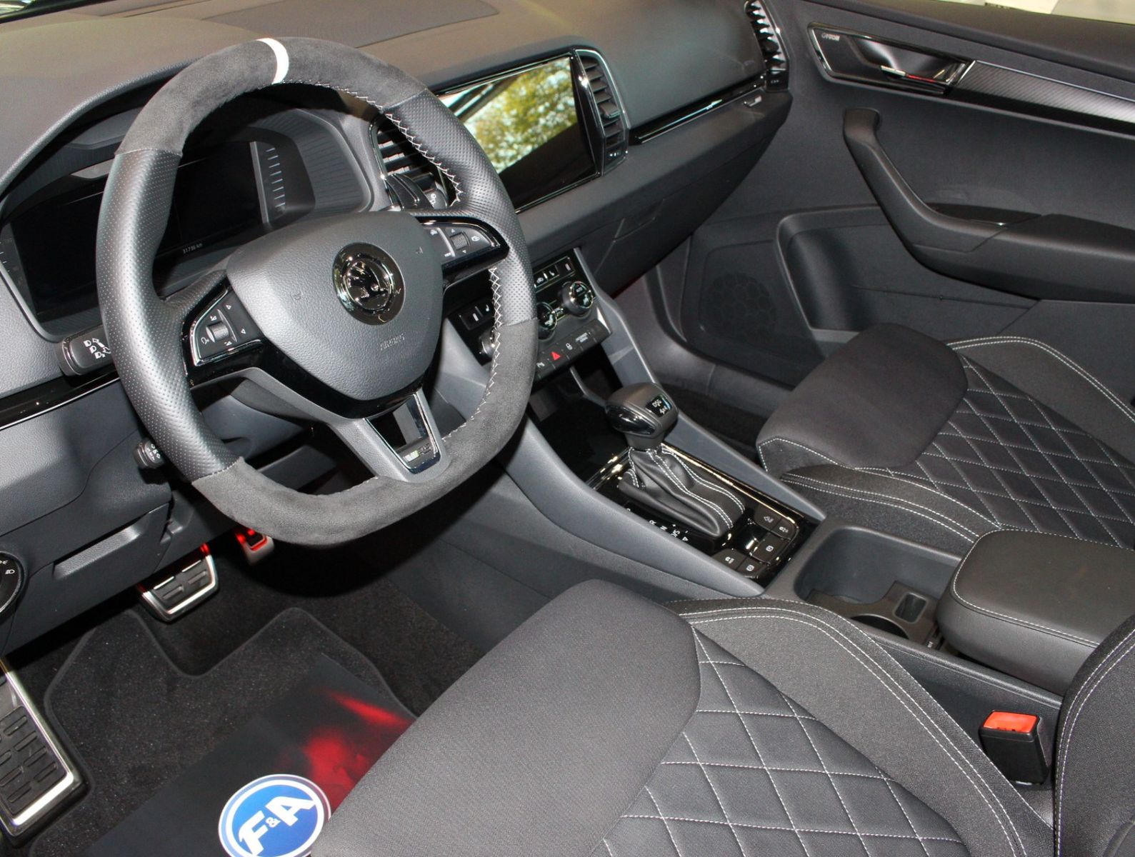 Fahrzeugabbildung SKODA Karoq Sportline 2.0 TSI 4x4 DSG*1.Hand*AHK*LED