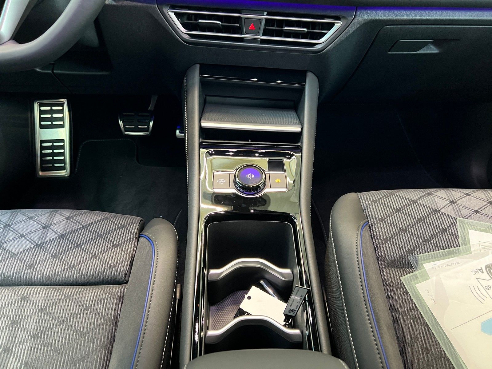 Fahrzeugabbildung Volkswagen Tiguan R-Line 1,5 TSI Hybrid DSG + AHK + Head-Up