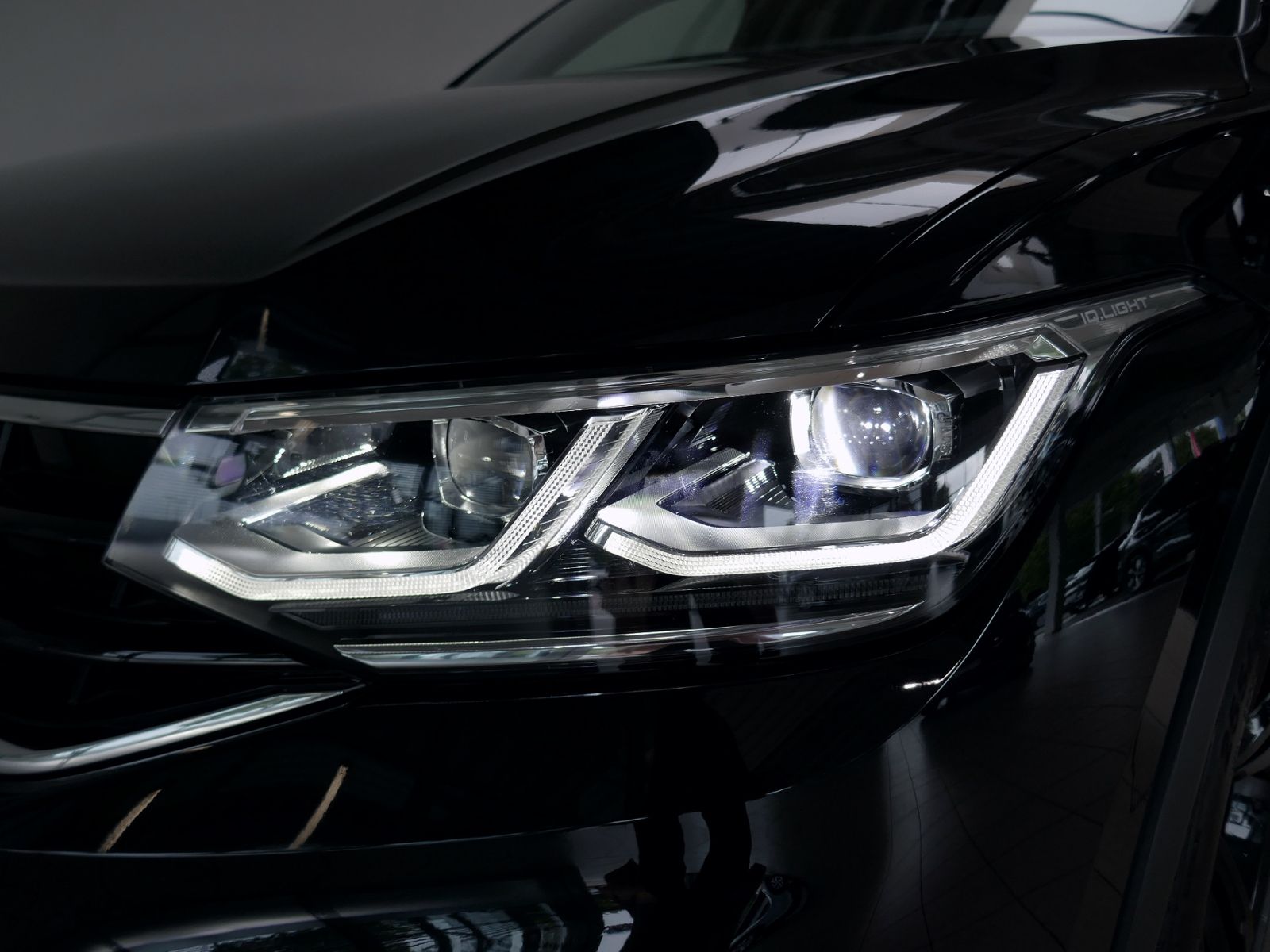 Fahrzeugabbildung Volkswagen Tiguan R-Line 1.5 TSI DSG | LED RFK ACC Navi